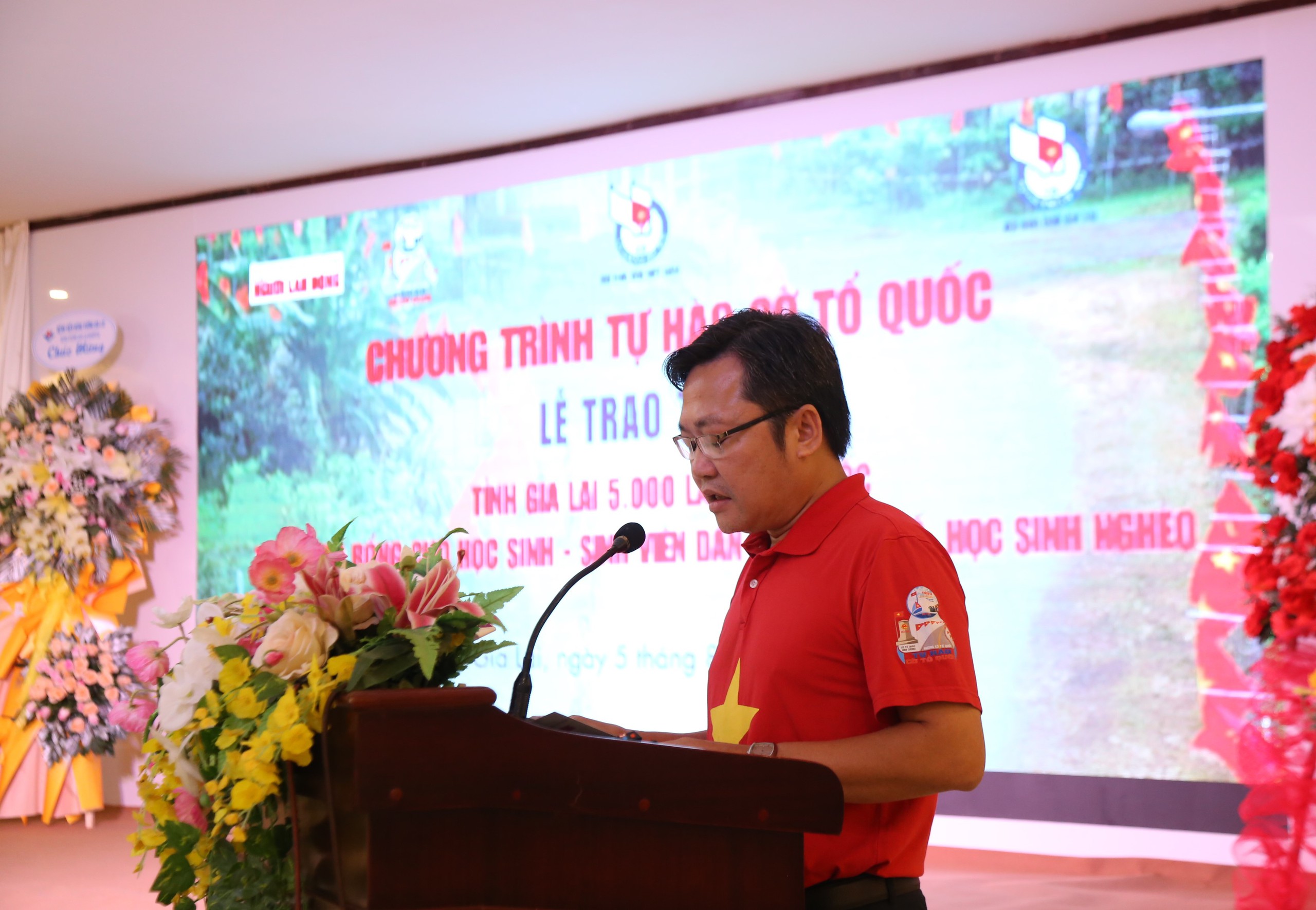B&aacute;o Người Lao Động tặng 5.000 l&aacute; cờ Tổ quốc v&agrave; học bổng tại tỉnh Gia Lai- Ảnh 1.