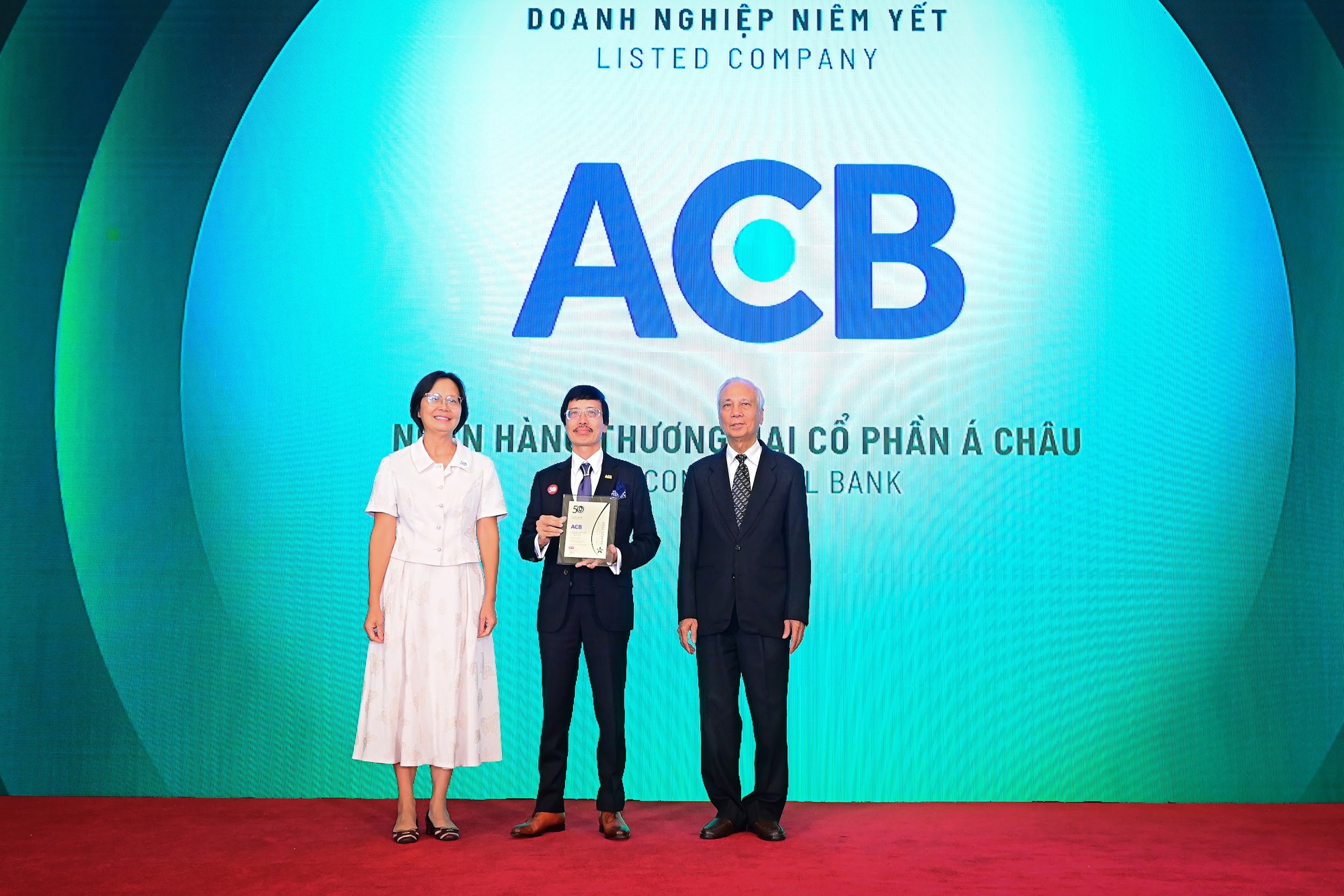 ACB 3 lần li&ecirc;n tiếp nhận giải Top 50 Doanh nghiệp ph&aacute;t triển bền vững Việt Nam- Ảnh 2.