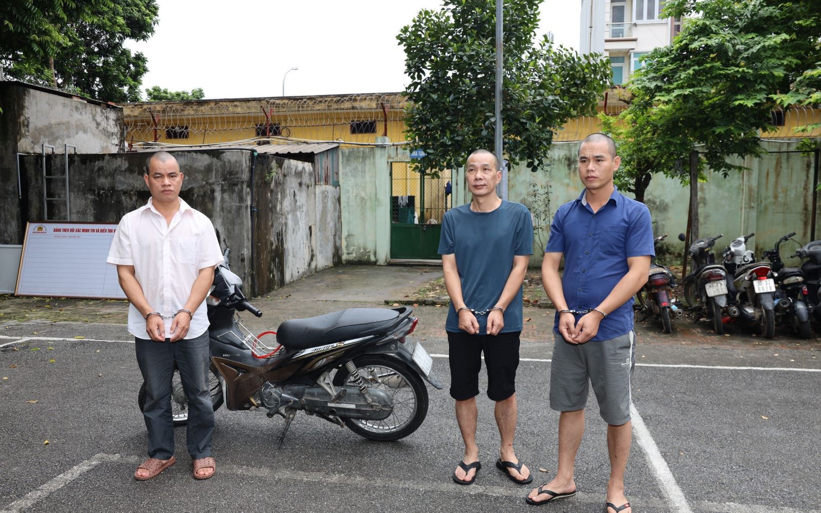 3 người nước ngo&agrave;i chuy&ecirc;n đột nhập v&agrave;o doanh nghiệp, ph&aacute; k&eacute;t sắt