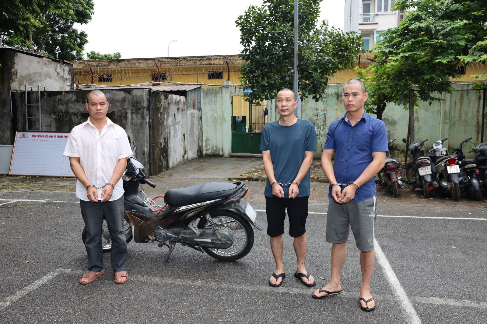 3 người nước ngo&agrave;i chuy&ecirc;n đột nhập v&agrave;o doanh nghiệp, ph&aacute; k&eacute;t sắt- Ảnh 1.