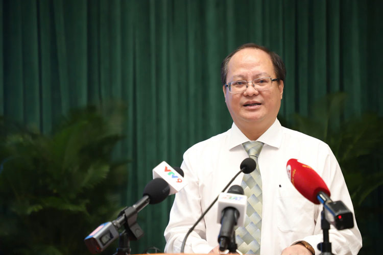 B&aacute;c sĩ L&ecirc; Anh Tuấn, Gi&aacute;m đốc Bệnh viện Mắt TP HCM, chia sẻ tại hội nghị