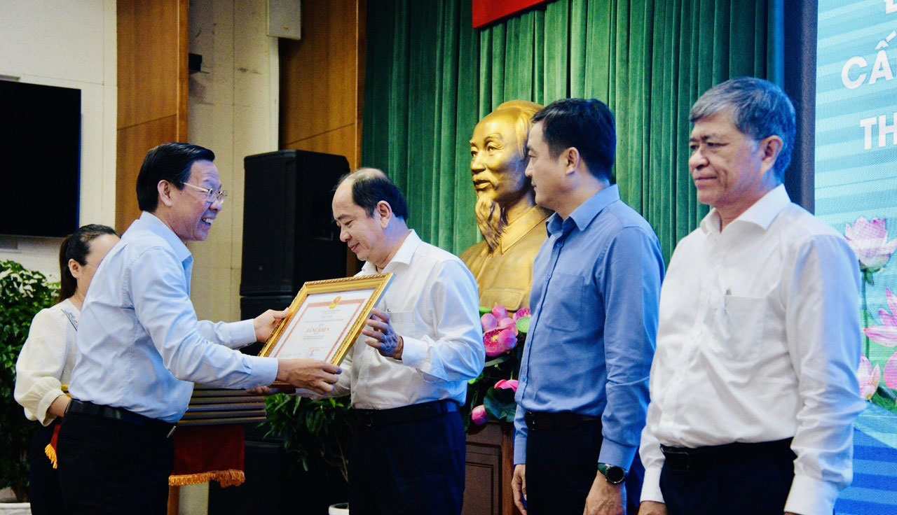 Chủ tịch UBND TP HCM Phan Văn m&atilde;i tặng bằng khen c&aacute;c tập thể c&oacute; th&agrave;nh t&iacute;ch xuất sắc