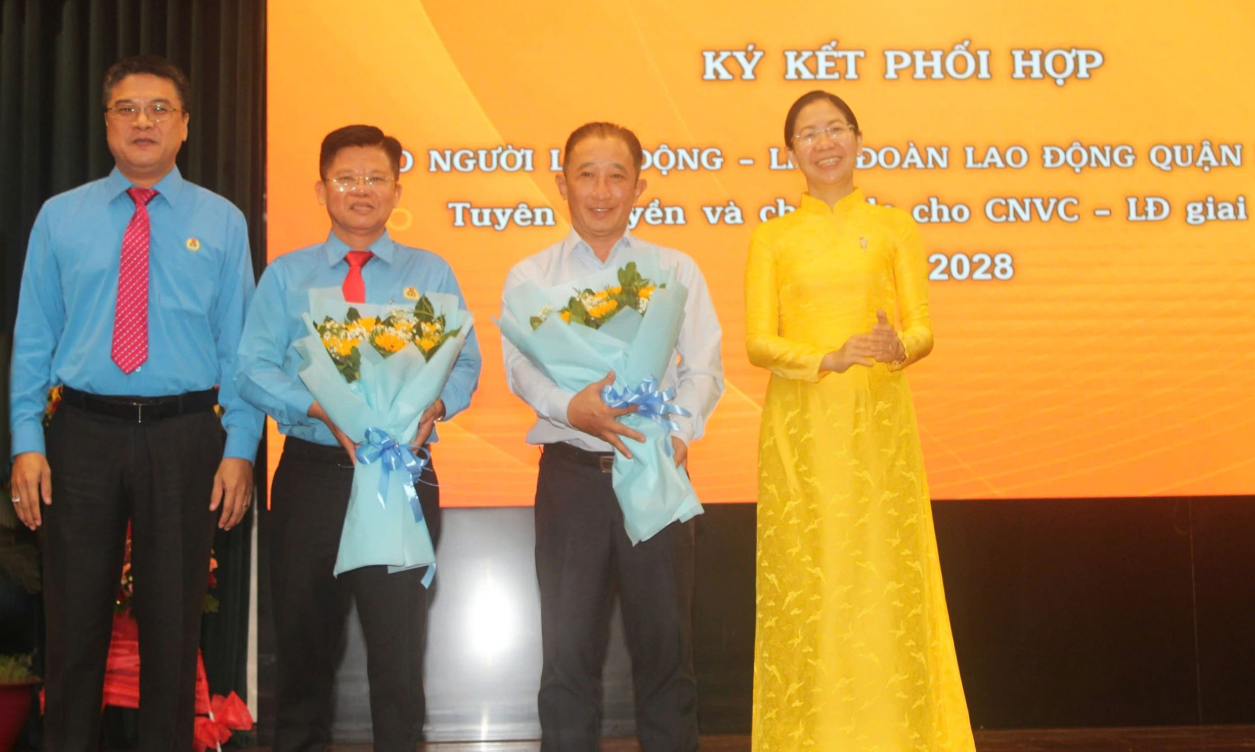 L&atilde;nh đạo LĐLĐ TP HCM v&agrave; Quận ủy Ph&uacute; Nhuận tặng hoa cho LĐLĐ quận Ph&uacute; Nhuận v&agrave; B&aacute;o Người Lao Động tại lễ k&yacute; kết hợp t&aacute;c. Ảnh: THANH NGA