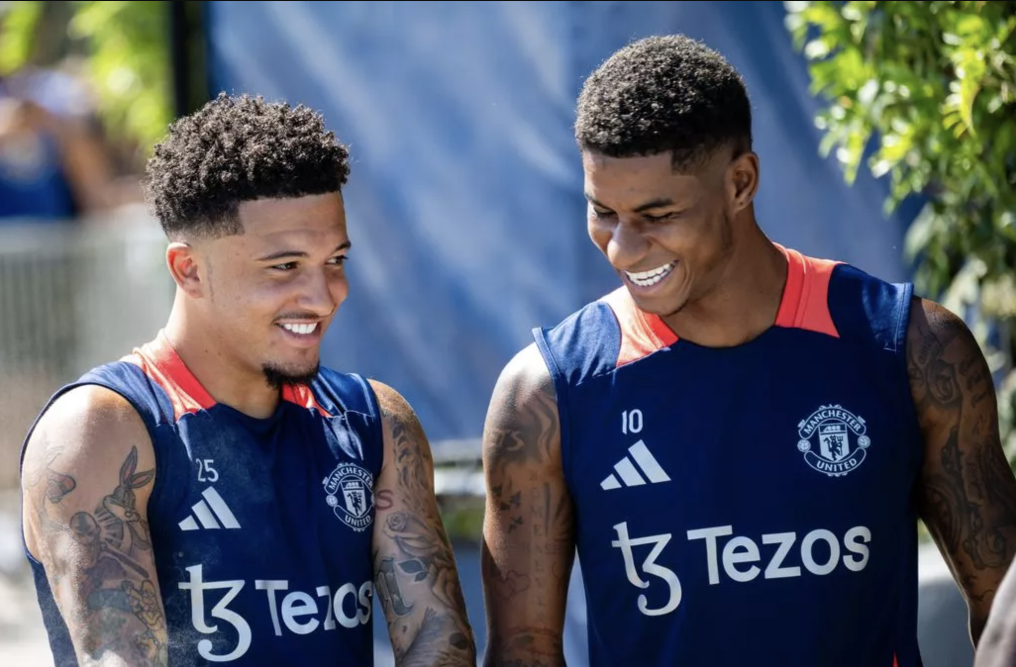 Rashford v&agrave; Sancho hợp t&aacute;c l&agrave;m "&ocirc;ng chủ" b&ecirc;n ngo&agrave;i  s&acirc;n cỏ- Ảnh 1.