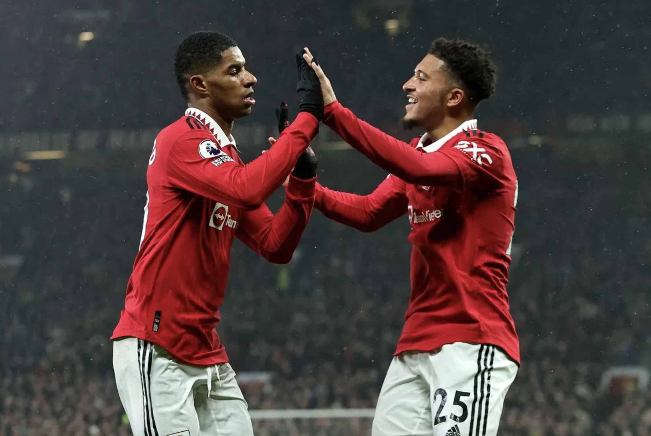 Rashford v&agrave; Sancho hợp t&aacute;c l&agrave;m "&ocirc;ng chủ" b&ecirc;n ngo&agrave;i  s&acirc;n cỏ- Ảnh 5.