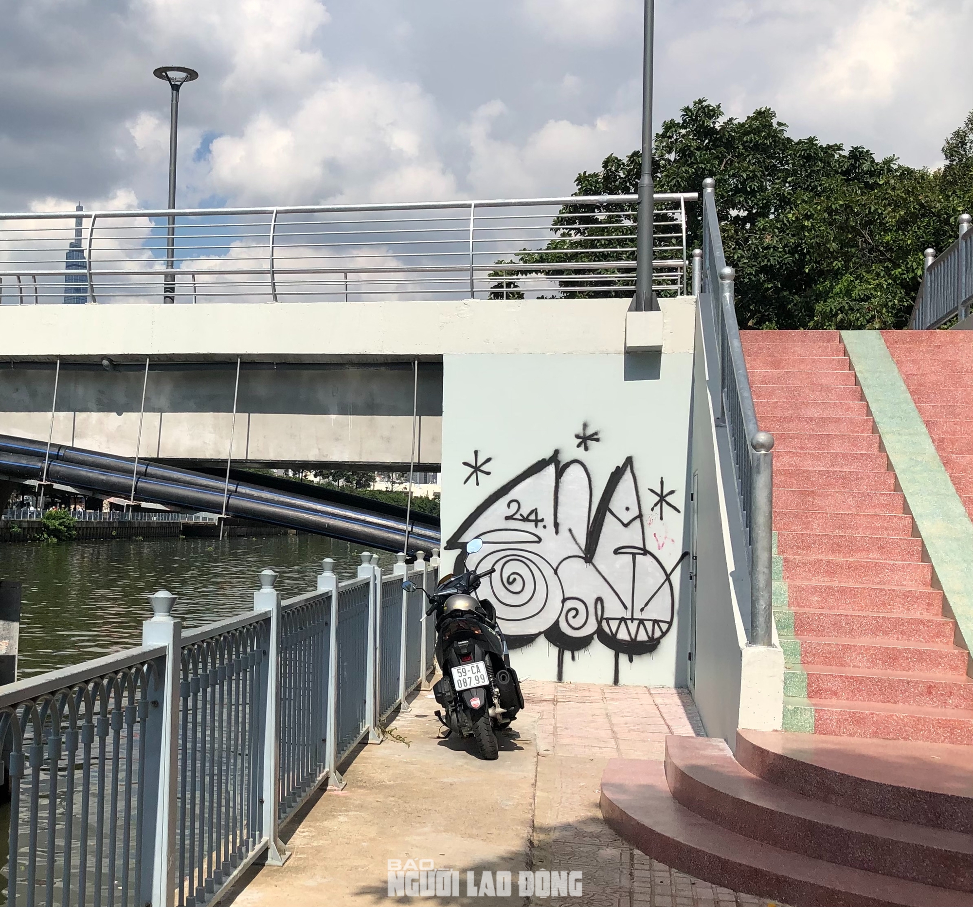Hình ảnh cầu đi bộ qua kênh Nhiêu Lộc - Thị Nghè vừa được khai thác đã nhem nhuốc- Ảnh 2.