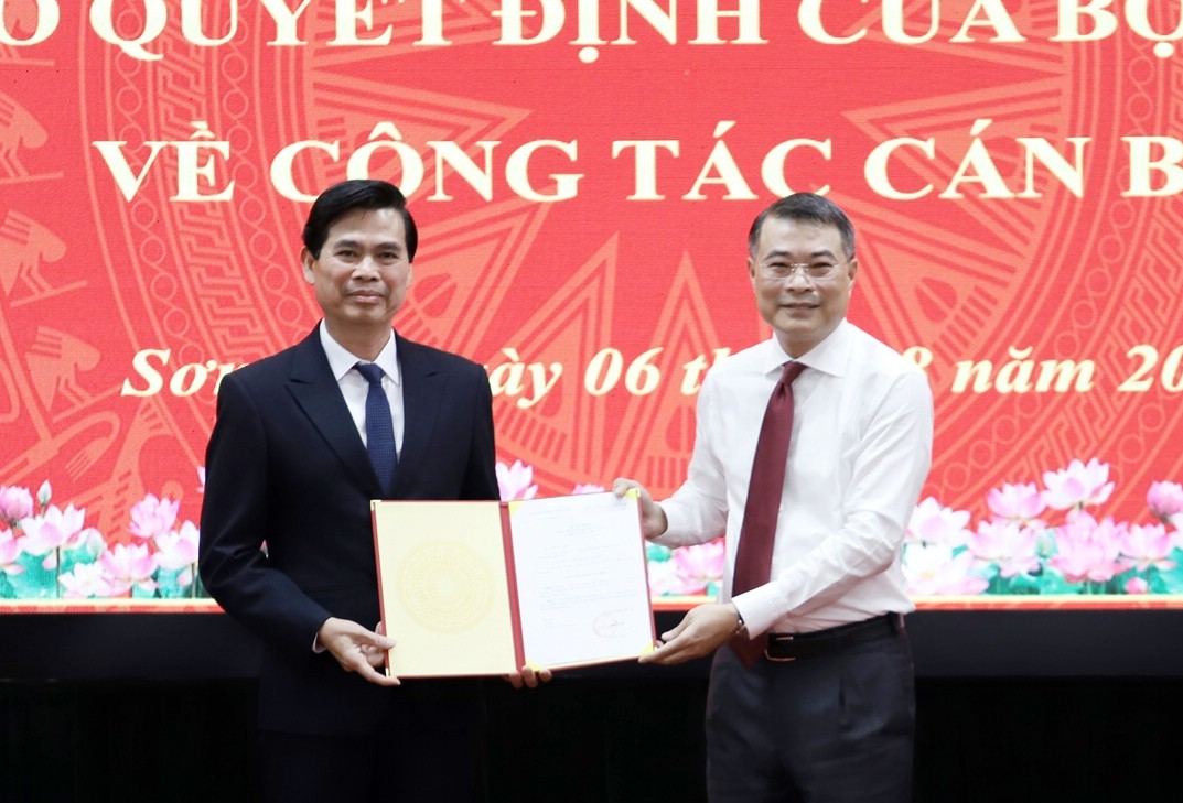 &Ocirc;ng L&ecirc; Minh Hưng trao quyết định của Bộ Ch&iacute;nh trị về c&ocirc;ng t&aacute;c c&aacute;n bộ- Ảnh 1.