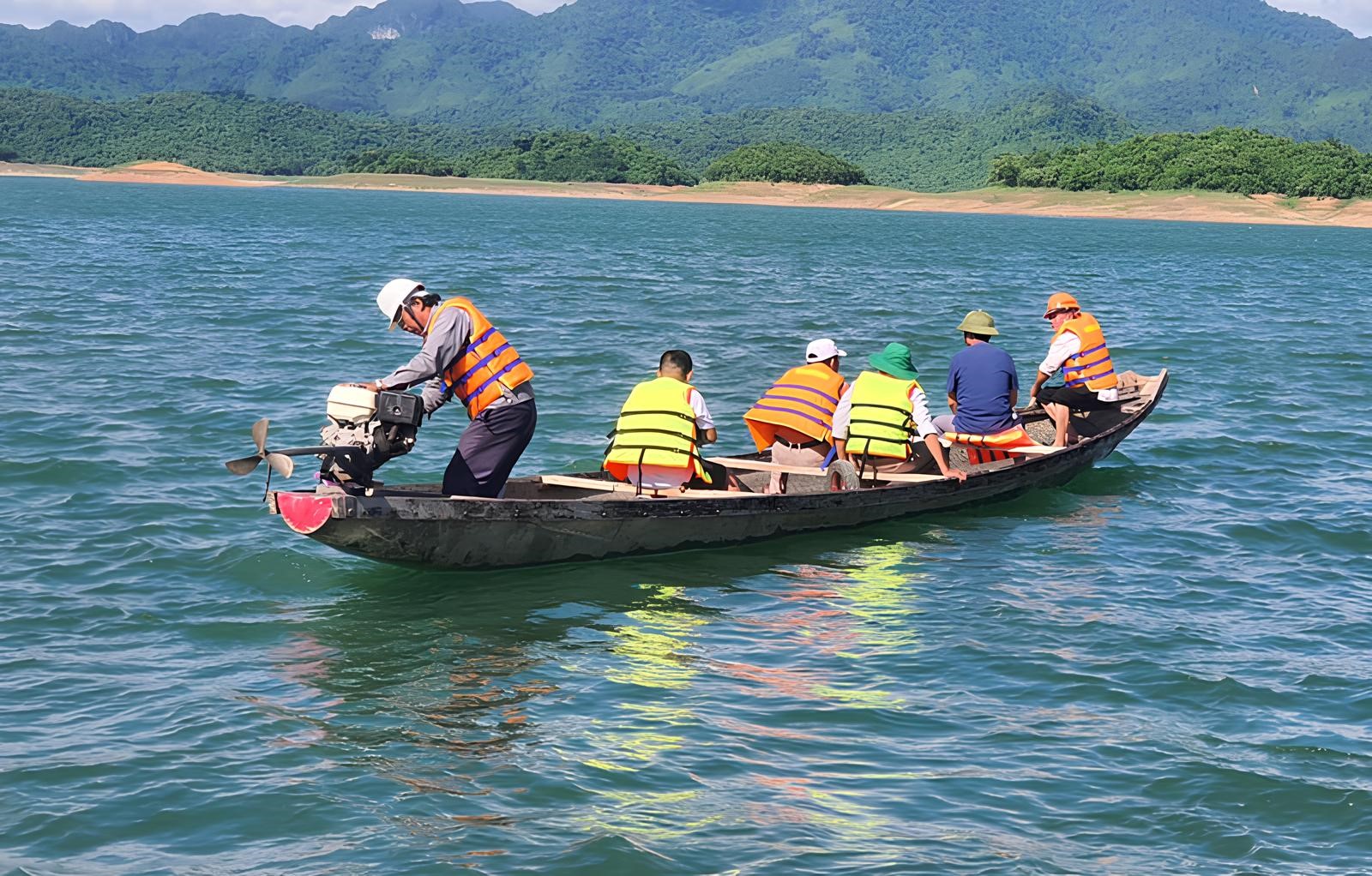 C&aacute; chết h&agrave;ng loạt tại hồ thủy lợi lớn nhất tỉnh Quảng B&igrave;nh- Ảnh 1.