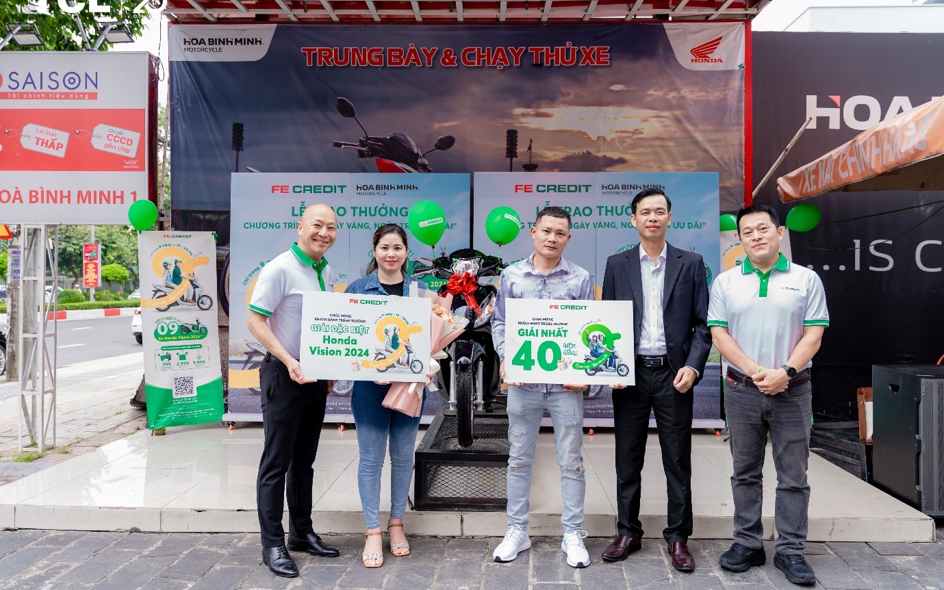 FE CREDIT trao thưởng xe m&aacute;y, ho&agrave;n tiền đến kh&aacute;ch h&agrave;ng