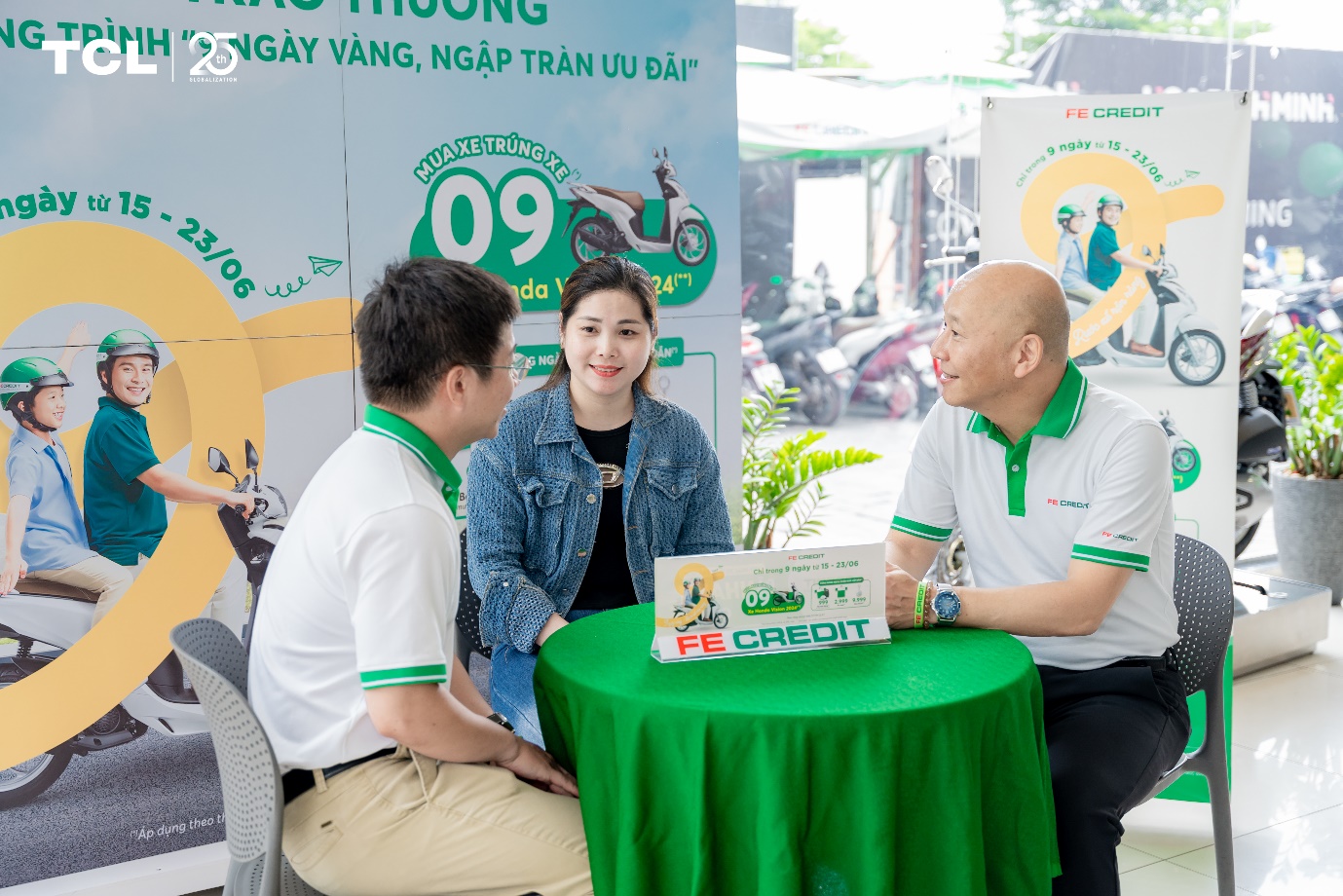 FE CREDIT trao thưởng xe m&aacute;y, ho&agrave;n tiền đến kh&aacute;ch h&agrave;ng- Ảnh 2.