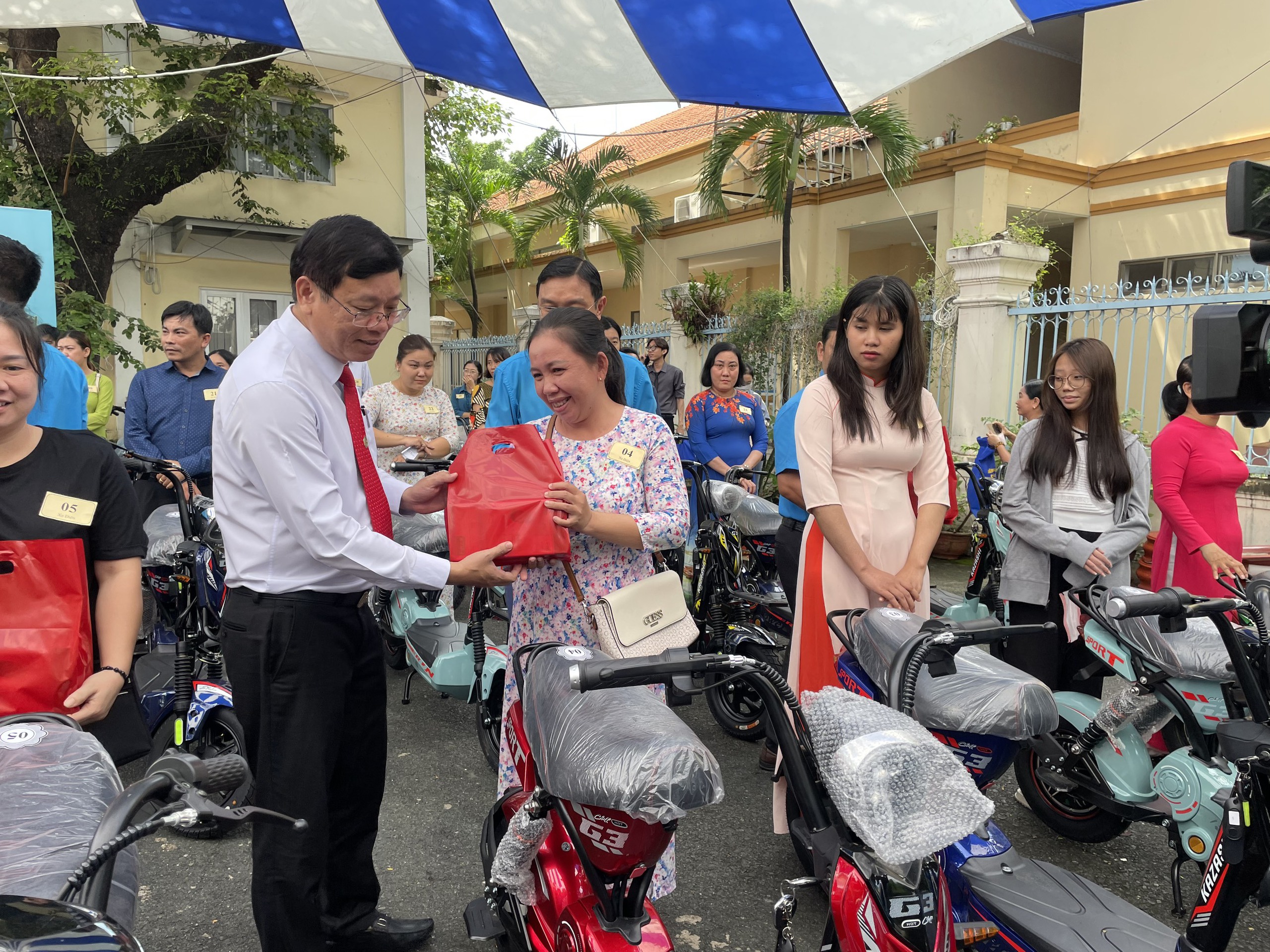 Nhiều c&ocirc;ng tr&igrave;nh &yacute; nghĩa, thiết thực mừng 95 năm th&agrave;nh lập C&ocirc;ng đo&agrave;n Việt Nam- Ảnh 7.