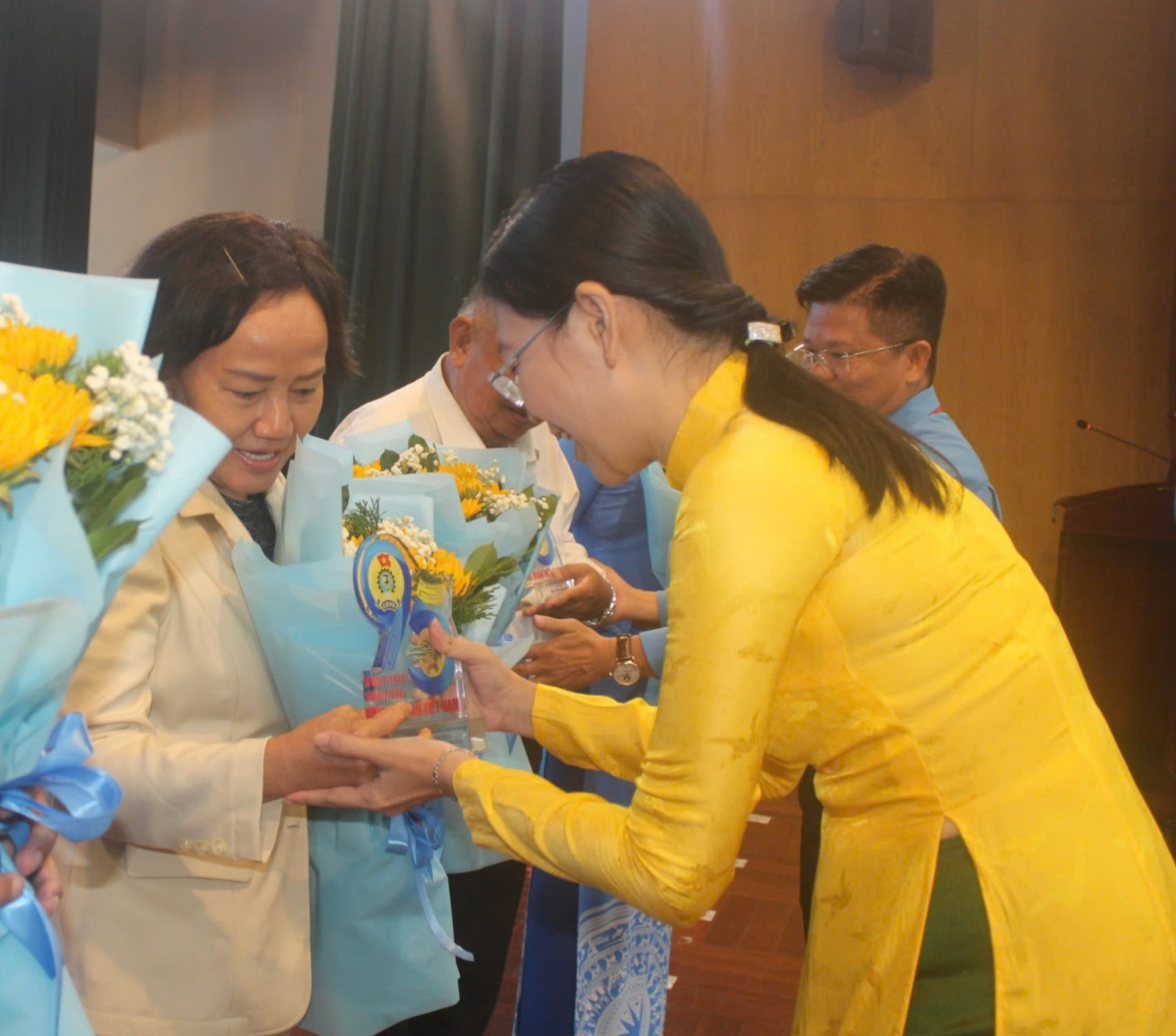 Nhiều c&ocirc;ng tr&igrave;nh &yacute; nghĩa, thiết thực mừng 95 năm th&agrave;nh lập C&ocirc;ng đo&agrave;n Việt Nam- Ảnh 2.
