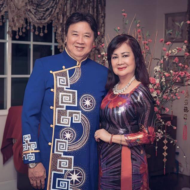 NSƯT Bảo Quốc v&agrave; vợ thường xuy&ecirc;n về Việt Nam tham gia c&aacute;c hoạt động s&acirc;n khấu. (Ảnh do nh&acirc;n vật cung cấp)
