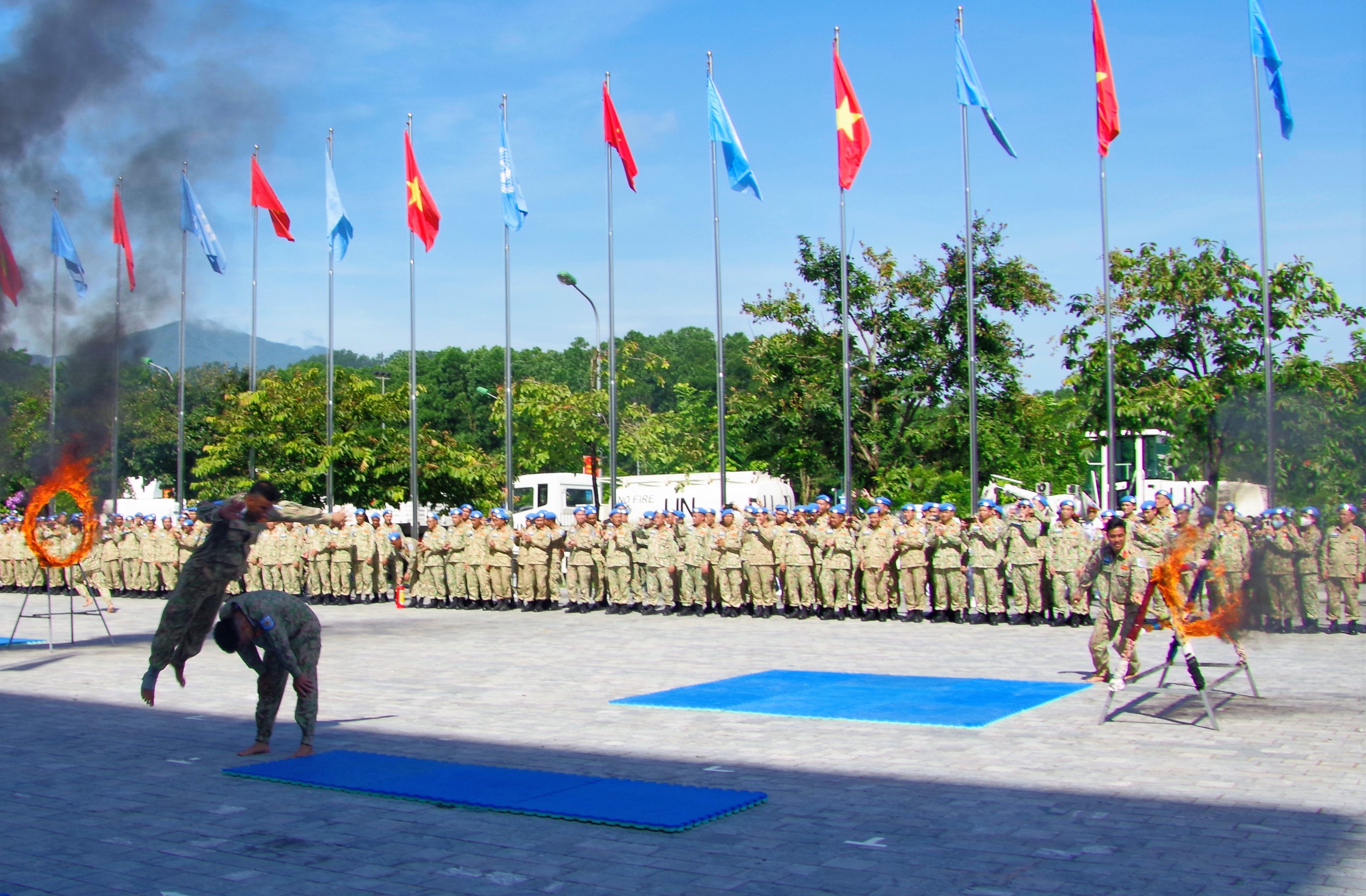 Lực lượng g&igrave;n giữ ho&agrave; b&igrave;nh huấn luyện, diễn tập thực địa- Ảnh 2.