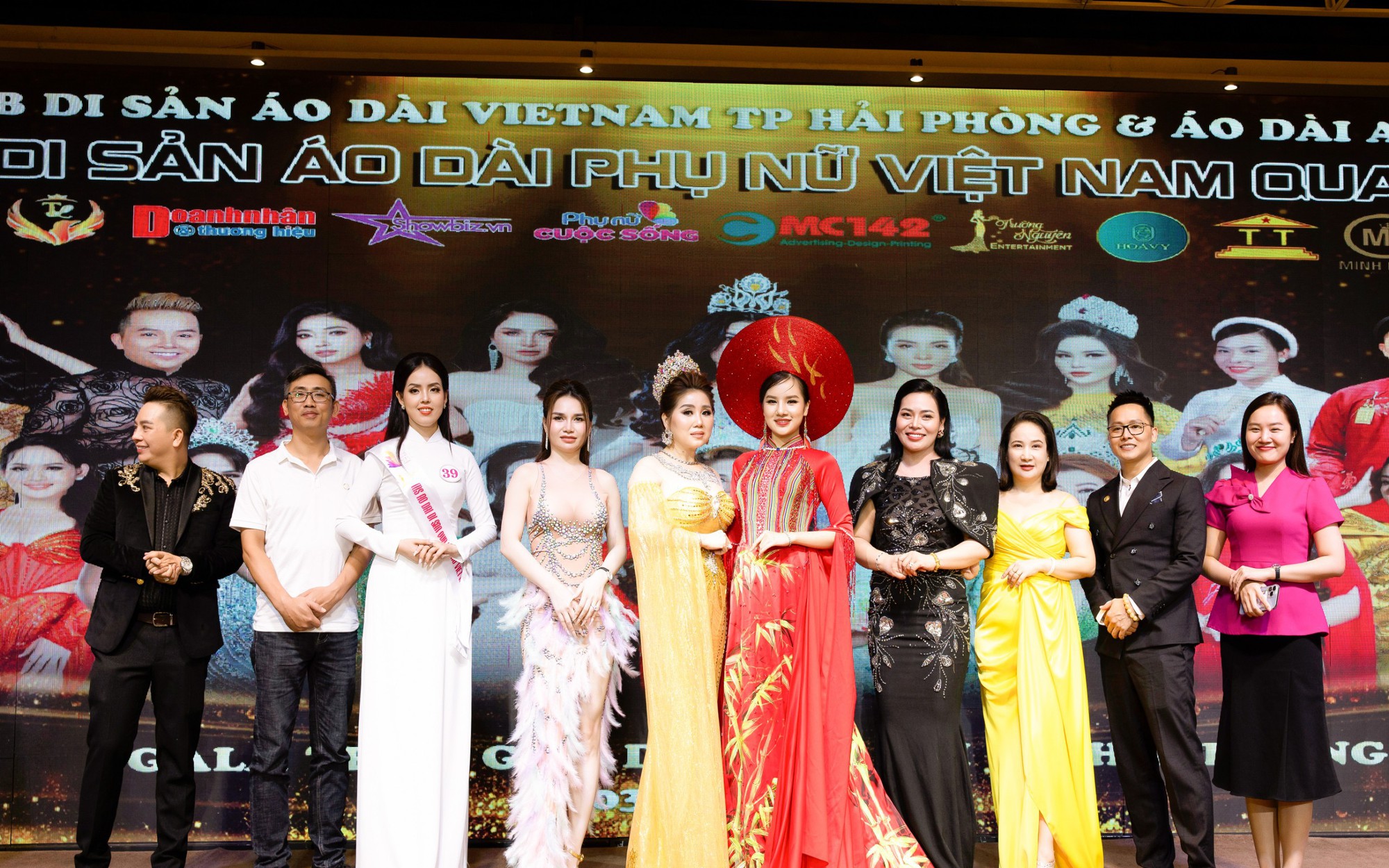 NTK Thu V&acirc;n đấu gi&aacute; &aacute;o d&agrave;i l&agrave;m từ thiện cho năm học mới