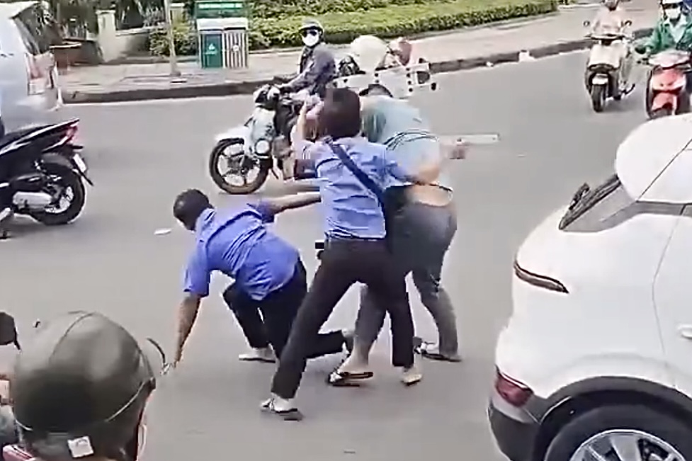 CLIP: T&agrave;i xế v&agrave; tiếp vi&ecirc;n xe bu&yacute;t đ&aacute;nh nhau với t&agrave;i xế xe c&ocirc;ng nghệ- Ảnh 1.