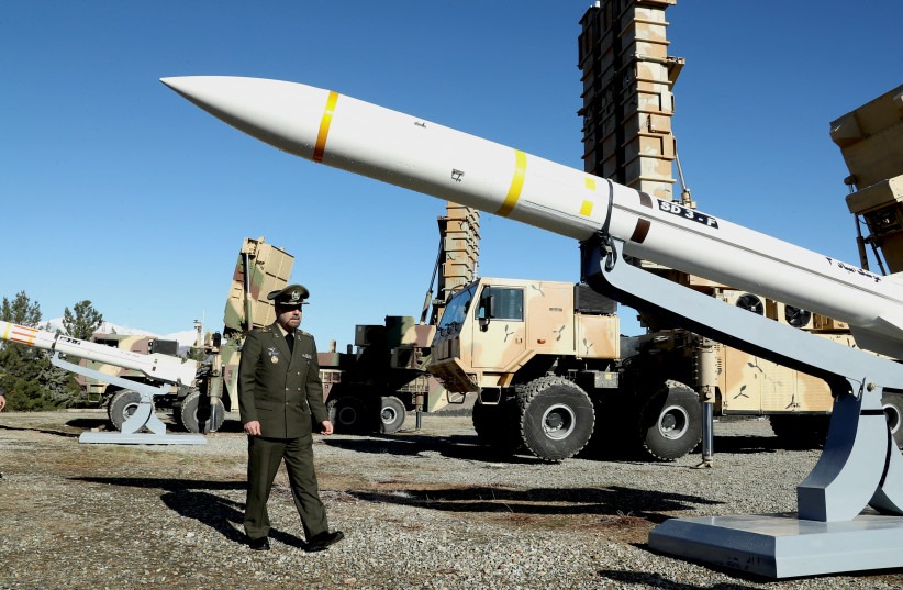 Bộ trưởng Quốc ph&ograve;ng Iran Mohammad-Reza Ashtiani đi gần một t&ecirc;n lửa của Iran. Ảnh: Reuters