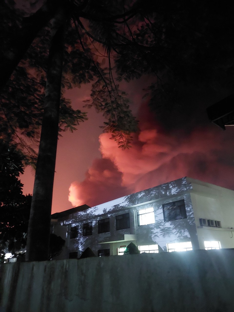 Ch&aacute;y lớn tại Khu C&ocirc;ng nghiệp B&agrave;u X&eacute;o ở Đồng Nai: Xe chữa ch&aacute;y được huy động tối đa- Ảnh 1.