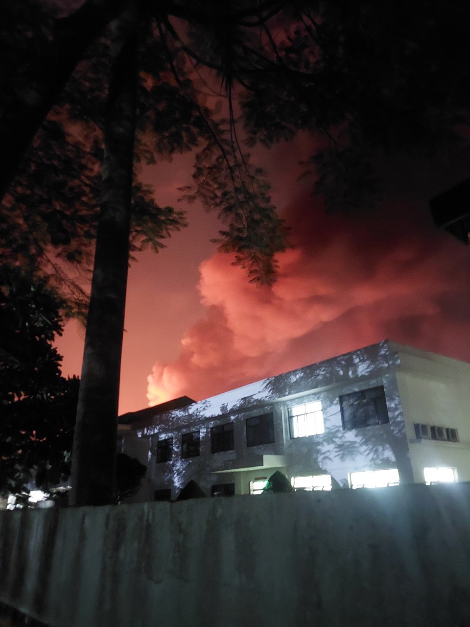 Ch&aacute;y lớn tại Khu C&ocirc;ng nghiệp B&agrave;u X&eacute;o ở Đồng Nai: Xe chữa ch&aacute;y được huy động tối đa- Ảnh 2.