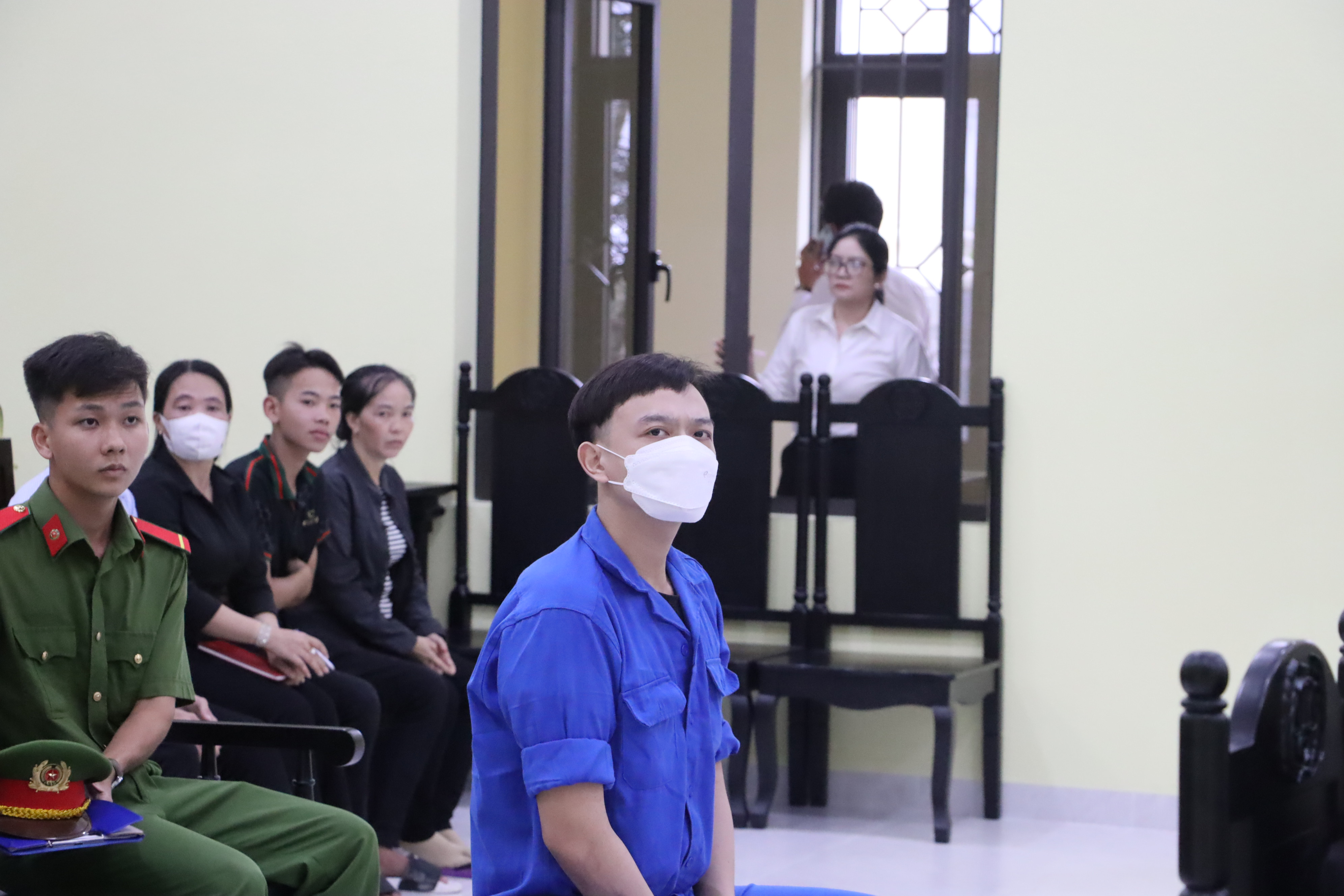 Đông đảo người dân theo dõi phiên xét xử thảm án ở Cà Mau- Ảnh 1.