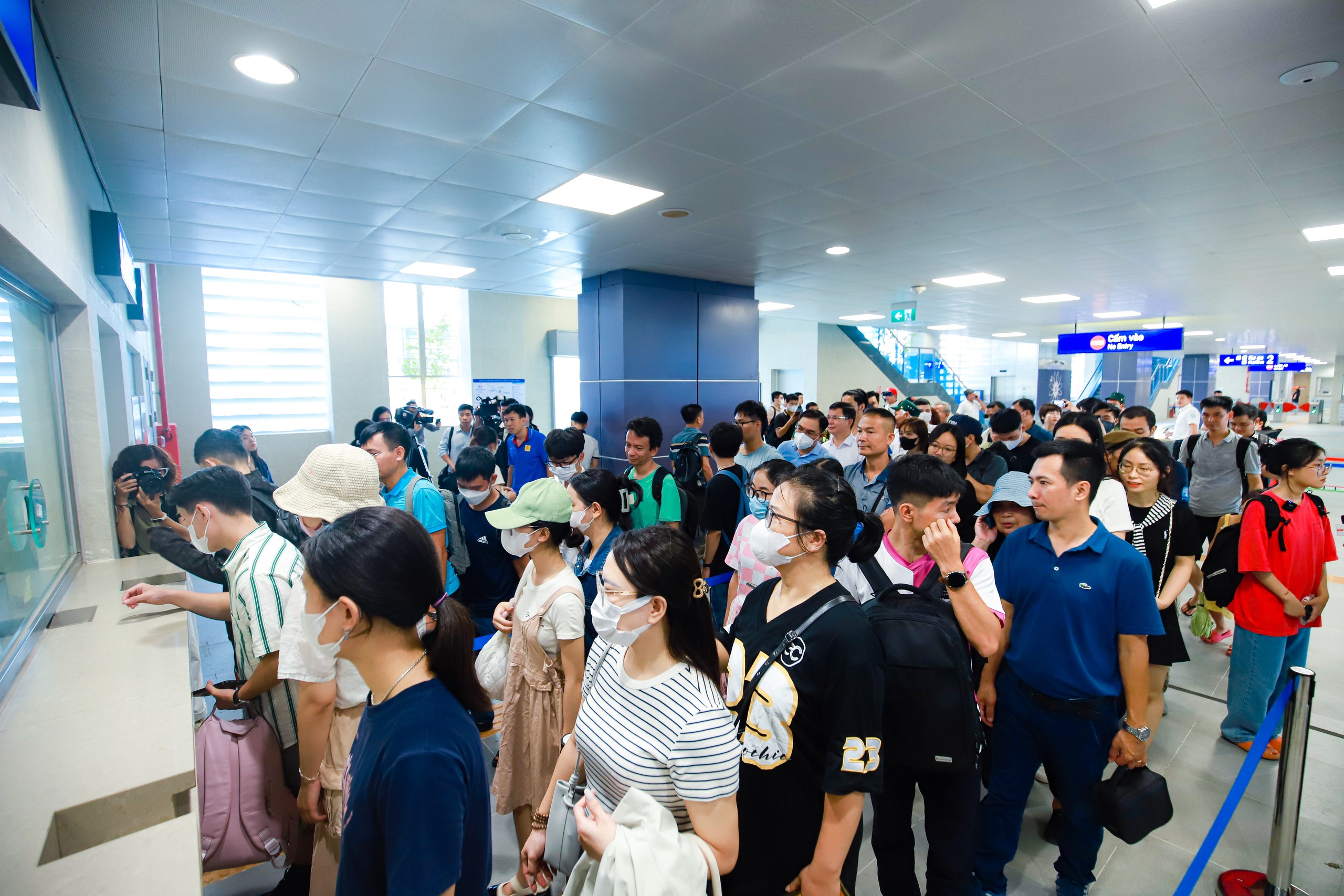 Người d&acirc;n thủ đ&ocirc; trải nghiệm đi t&agrave;u tuyến đường sắt đ&ocirc; thị Nhổn - ga H&agrave; Nội trong ng&agrave;y đầu ch&iacute;nh thức vận h&agrave;nhẢnh: HỮU HƯNG
