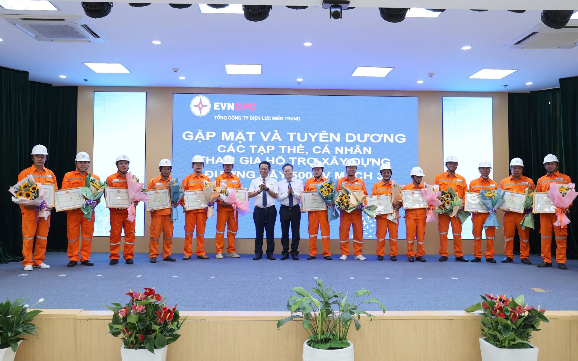 47 tập thể và cá nhân xuất sắc tham gia thi công đường dây 500kV mạch 3
