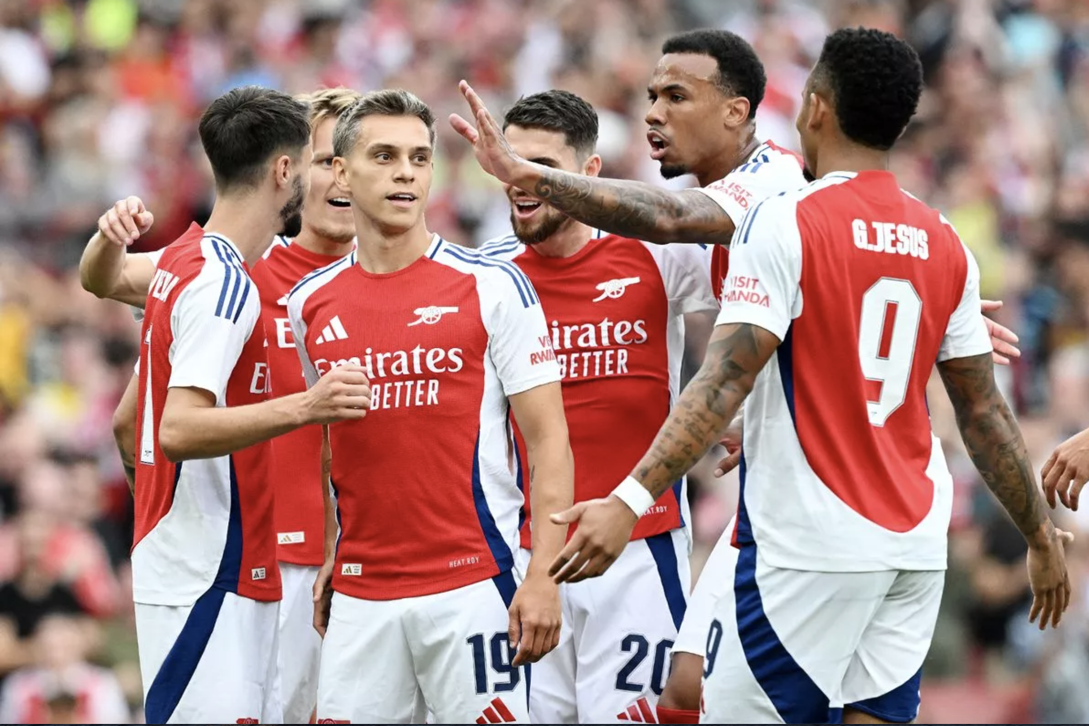 V&ugrave;i dập t&acirc;n v&ocirc; địch Bundesliga, Arsenal thị uy sức mạnh tại London- Ảnh 1.