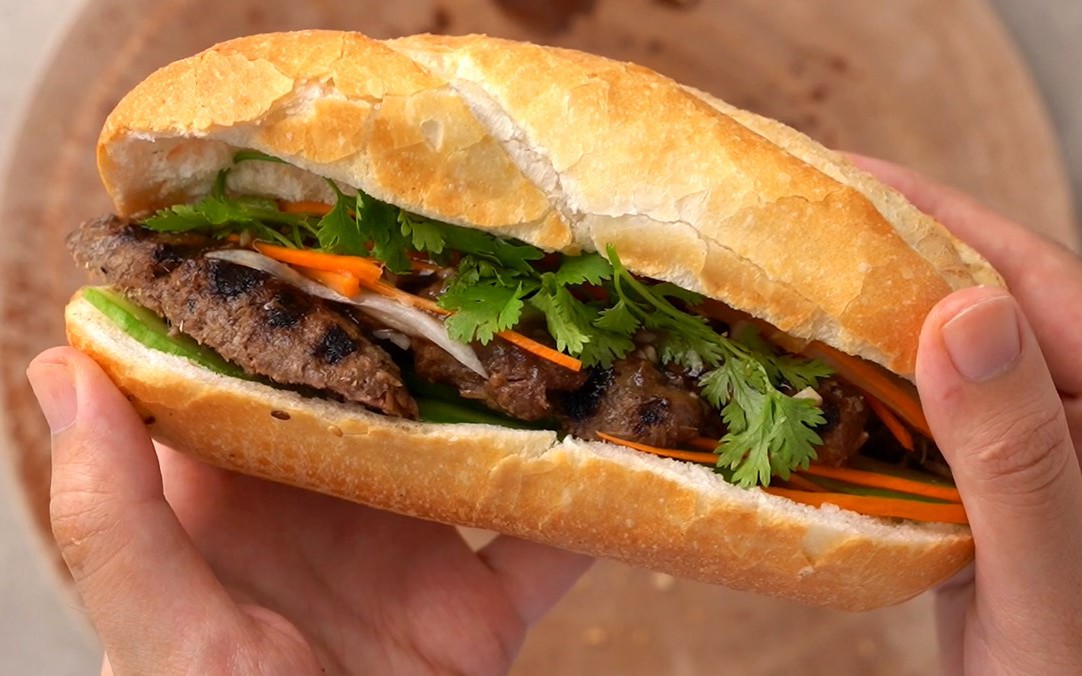 20 c&ocirc;ng nh&acirc;n nhập viện, nghi ngộ độc sau khi ăn b&aacute;nh m&igrave;