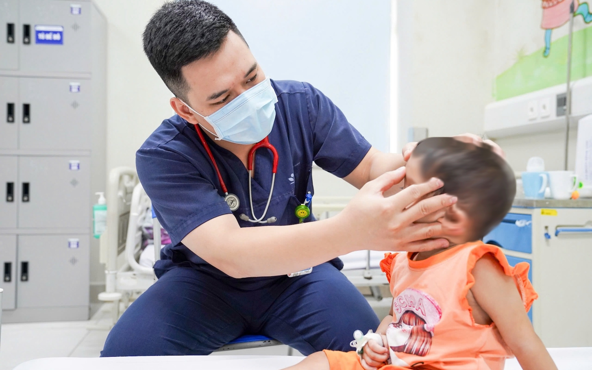 Chơi bóng trước nhà, bé 11 tuổi bị ong vò vẽ đốt phải nhập viện cấp cứu