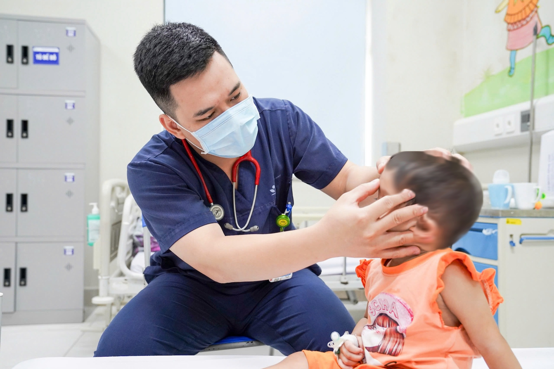 Chơi b&oacute;ng trước nh&agrave;, b&eacute; 11 tuổi bị ong v&ograve; vẽ đốt phải nhập viện cấp cứu- Ảnh 1.