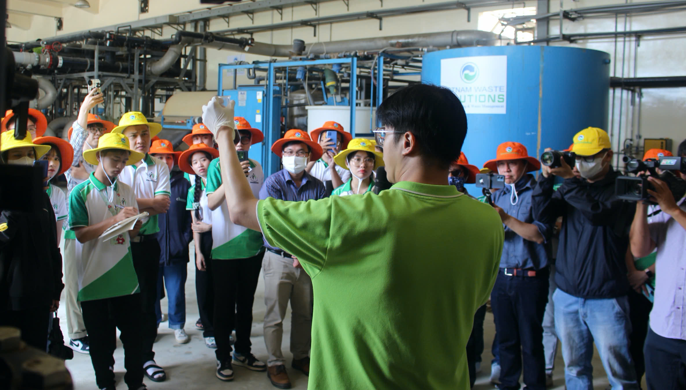 Sinh vi&ecirc;n Trường Đại học T&acirc;n Tạo tham quan m&ocirc; h&igrave;nh xử l&yacute; r&aacute;c tại VWS- Ảnh 3.