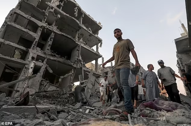 Những ngôi nhà bị hư hại sau cuộc không kích của Israel ở phía Tây thị trấn Deir Al Balah, Dải Gaza, ngày 6-8. Ảnh: EPA