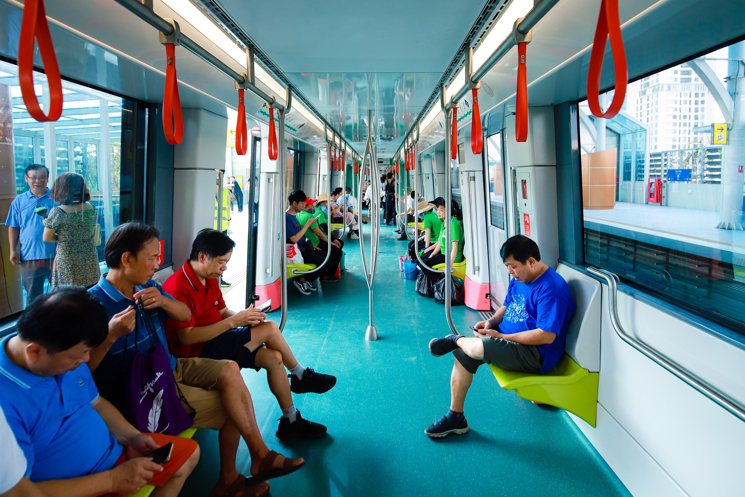 VIDEO: Người d&acirc;n h&agrave;o hứng trải nghiệm Metro Nhổn - ga H&agrave; Nội sau 15 năm chờ đợi- Ảnh 8.