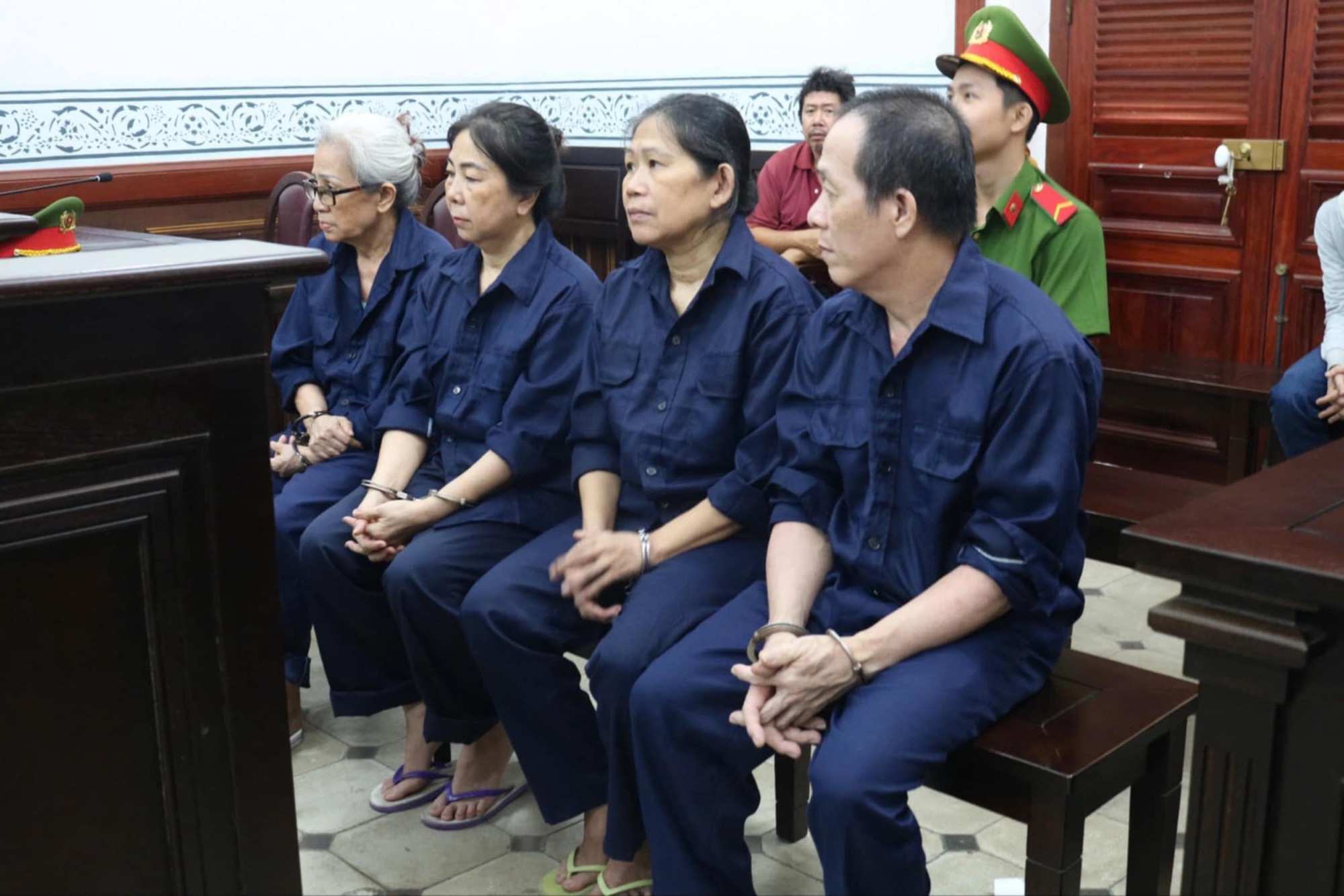 Kẻ trộm h&agrave;ng tỉ đồng của trụ tr&igrave; một ch&ugrave;a ở quận 3 l&atilde;nh &aacute;n- Ảnh 1.