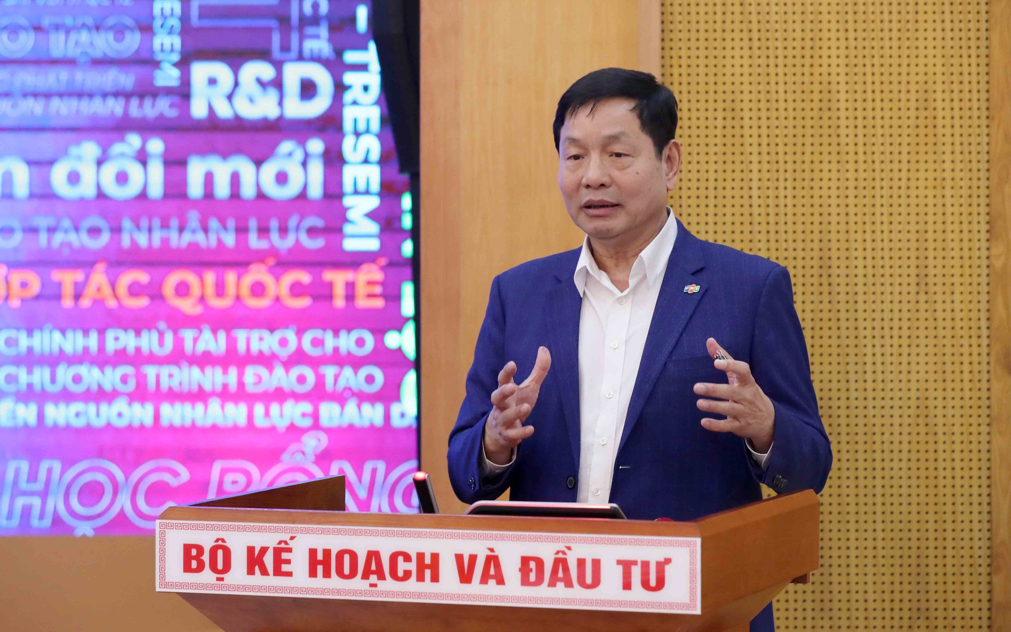 Chủ tịch FPT Trương Gia B&igrave;nh cam kết đ&agrave;o tạo 10.000 kỹ sư b&aacute;n dẫn