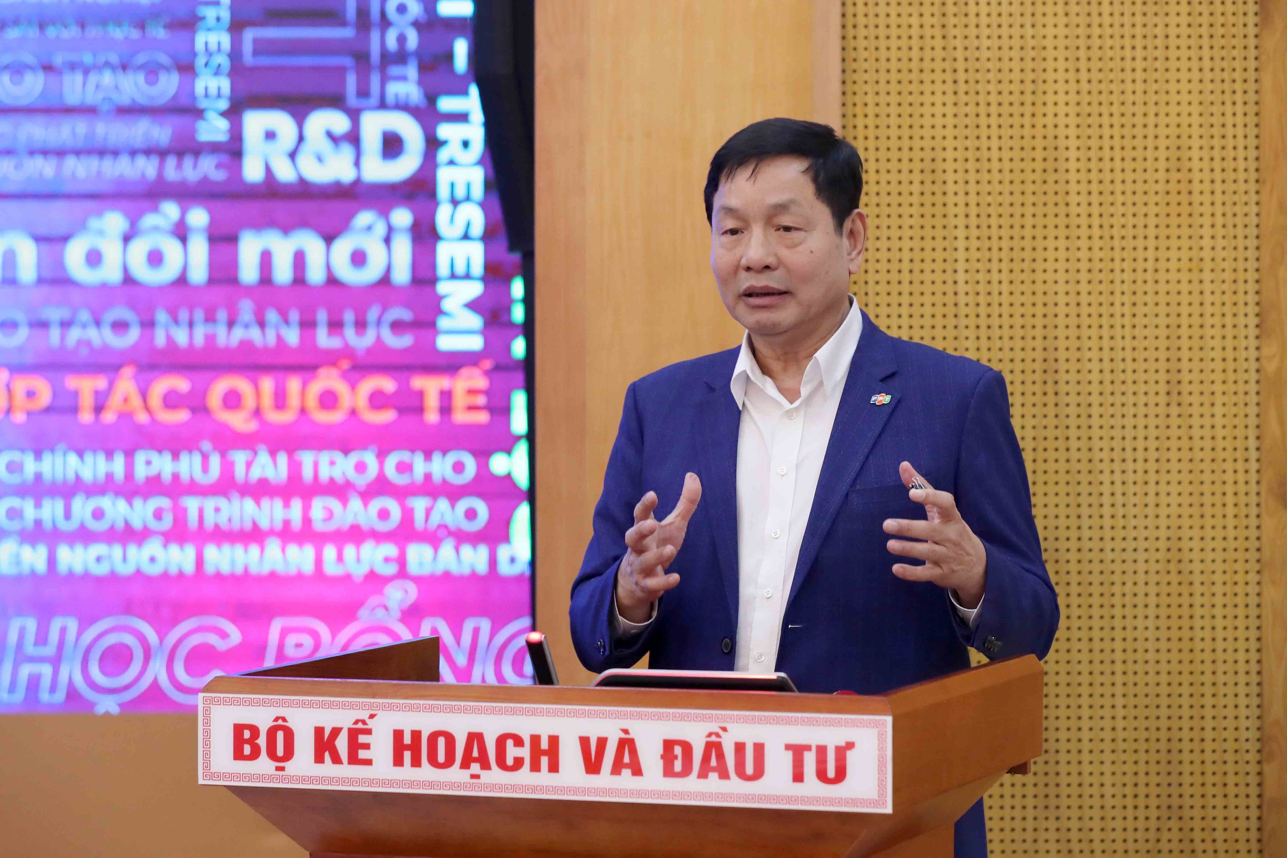 Chủ tịch FPT Trương Gia B&igrave;nh cam kết đ&agrave;o tạo 10.000 kỹ sư b&aacute;n dẫn- Ảnh 2.