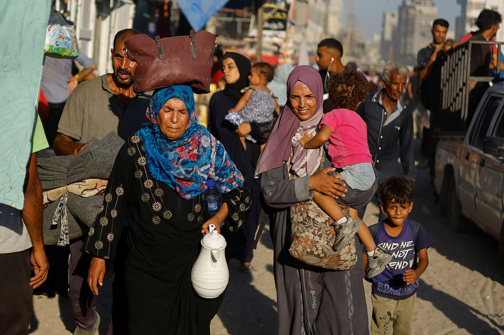 Người d&acirc;n di tản khỏi khu vực ph&iacute;a Đ&ocirc;ng TP Khan Younis ở Dải Gaza sau lệnh sơ t&aacute;n của qu&acirc;n đội Israel h&ocirc;m 8-8. Ảnh: REUTERS