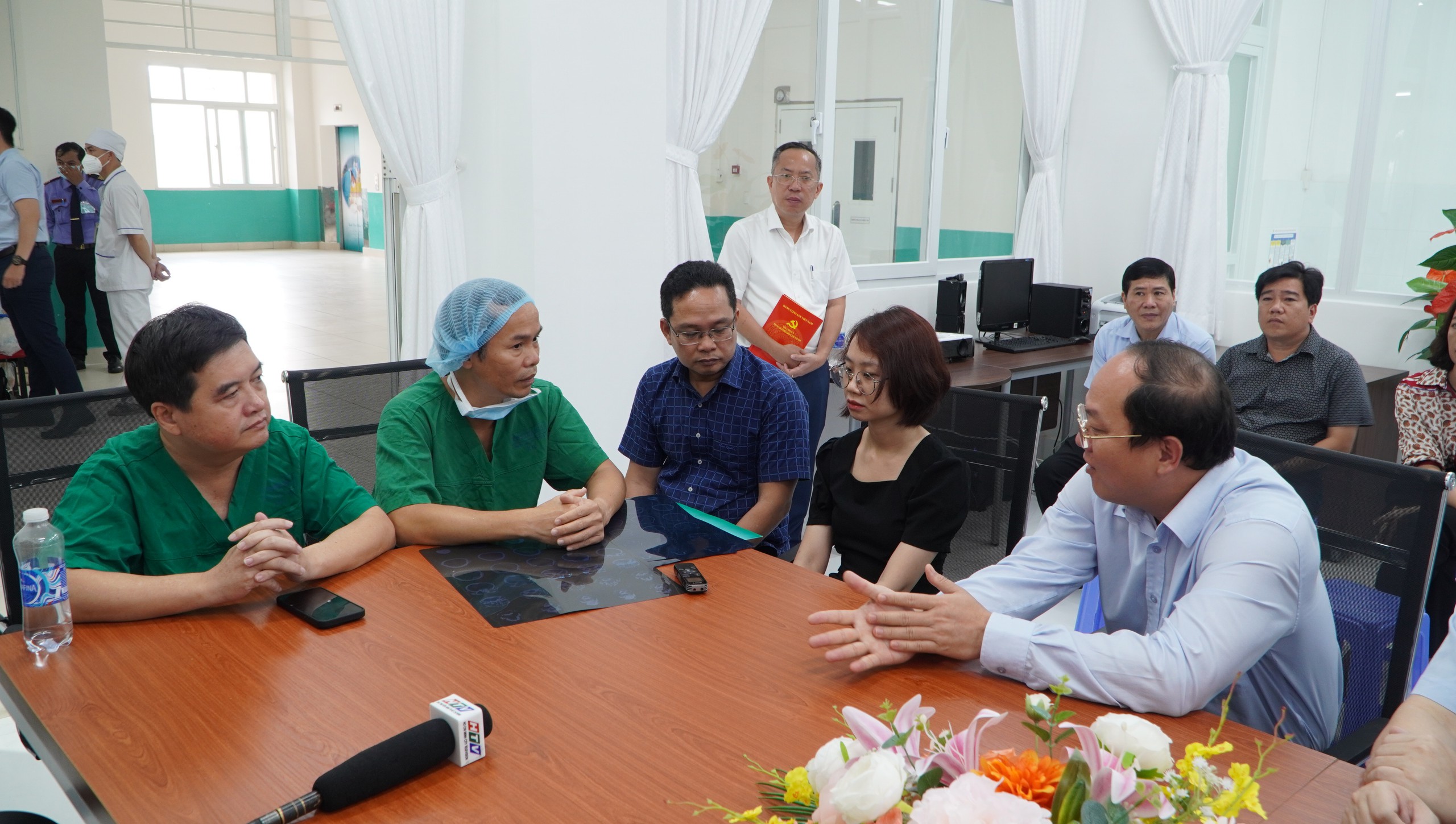 L&atilde;nh đạo TP HCM thăm hỏi nạn nh&acirc;n vụ g&atilde;y nh&aacute;nh c&acirc;y trong C&ocirc;ng vi&ecirc;n Tao Đ&agrave;n- Ảnh 3.