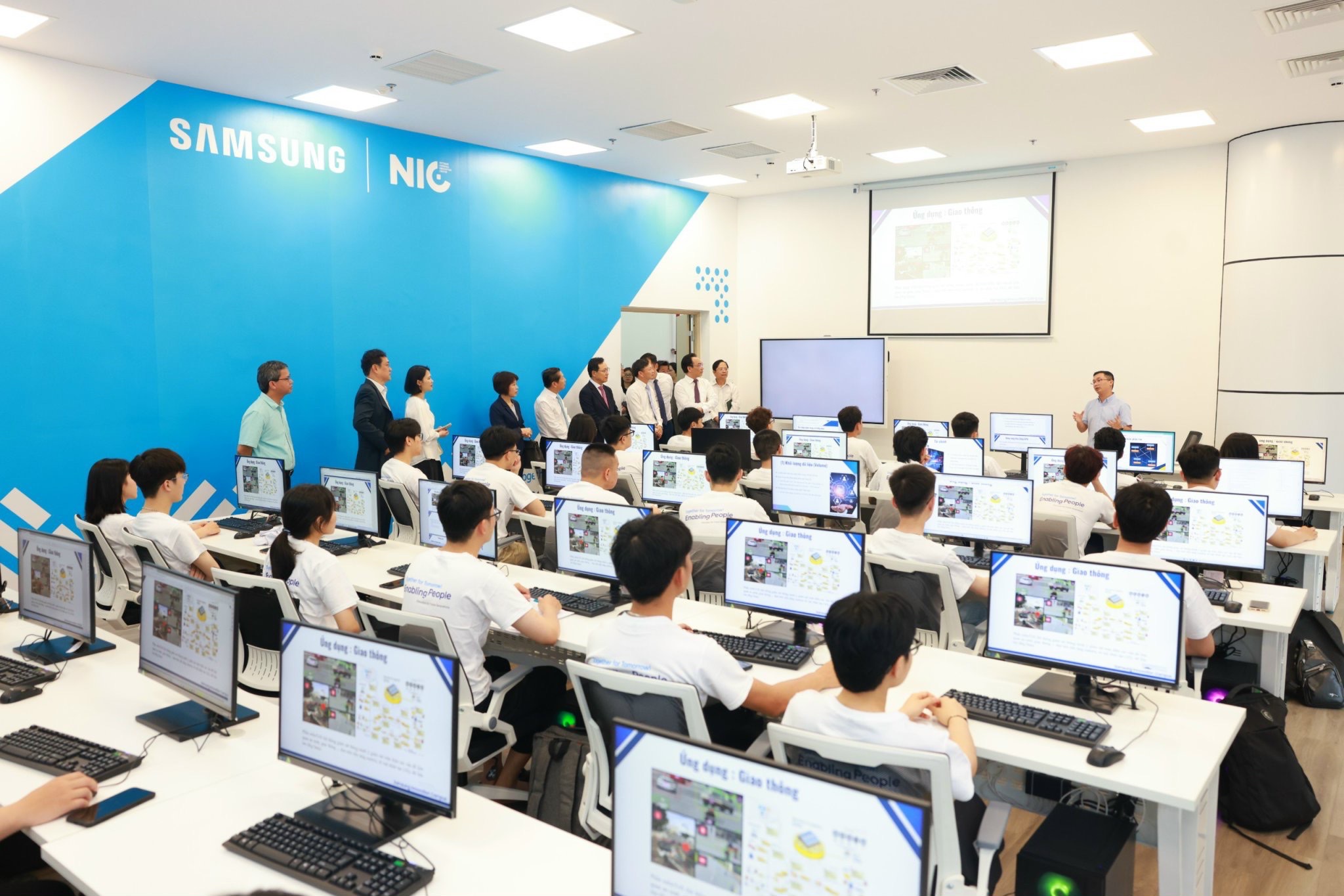 Bộ trưởng Bộ Kế hoạch v&agrave; Đầu tư Nguyễn Ch&iacute; Dũng v&agrave; &ocirc;ng Jensen Huang, Chủ tịch Tập đo&agrave;n sản xuất chip NVIDIA (Mỹ), tại một buổi l&agrave;m việc về ng&agrave;nh b&aacute;n dẫn v&agrave;o cuối năm 2023Ảnh: Minh Phong