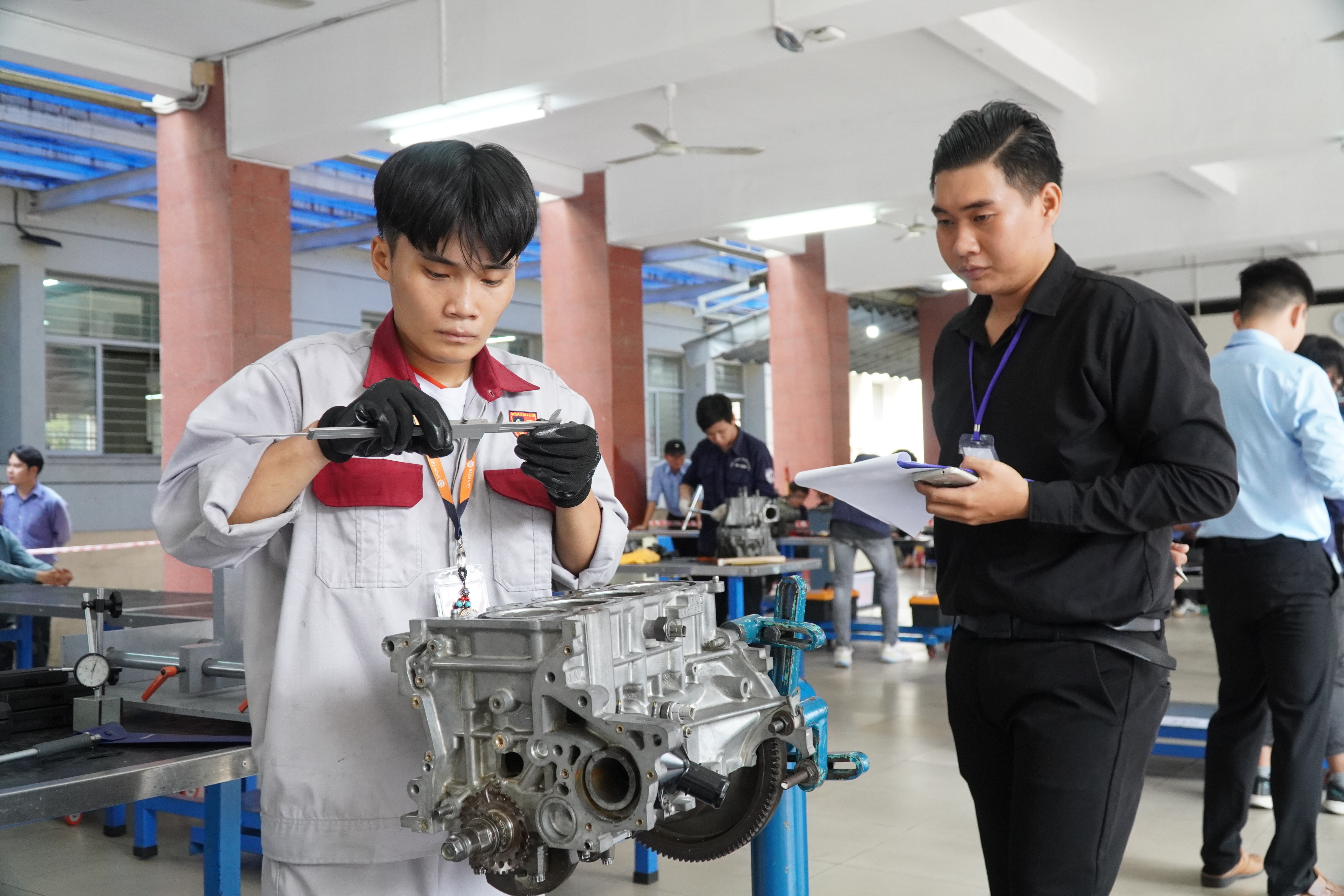 Khắc phục tình trạng "thừa thầy, thiếu thợ"- Ảnh 1.