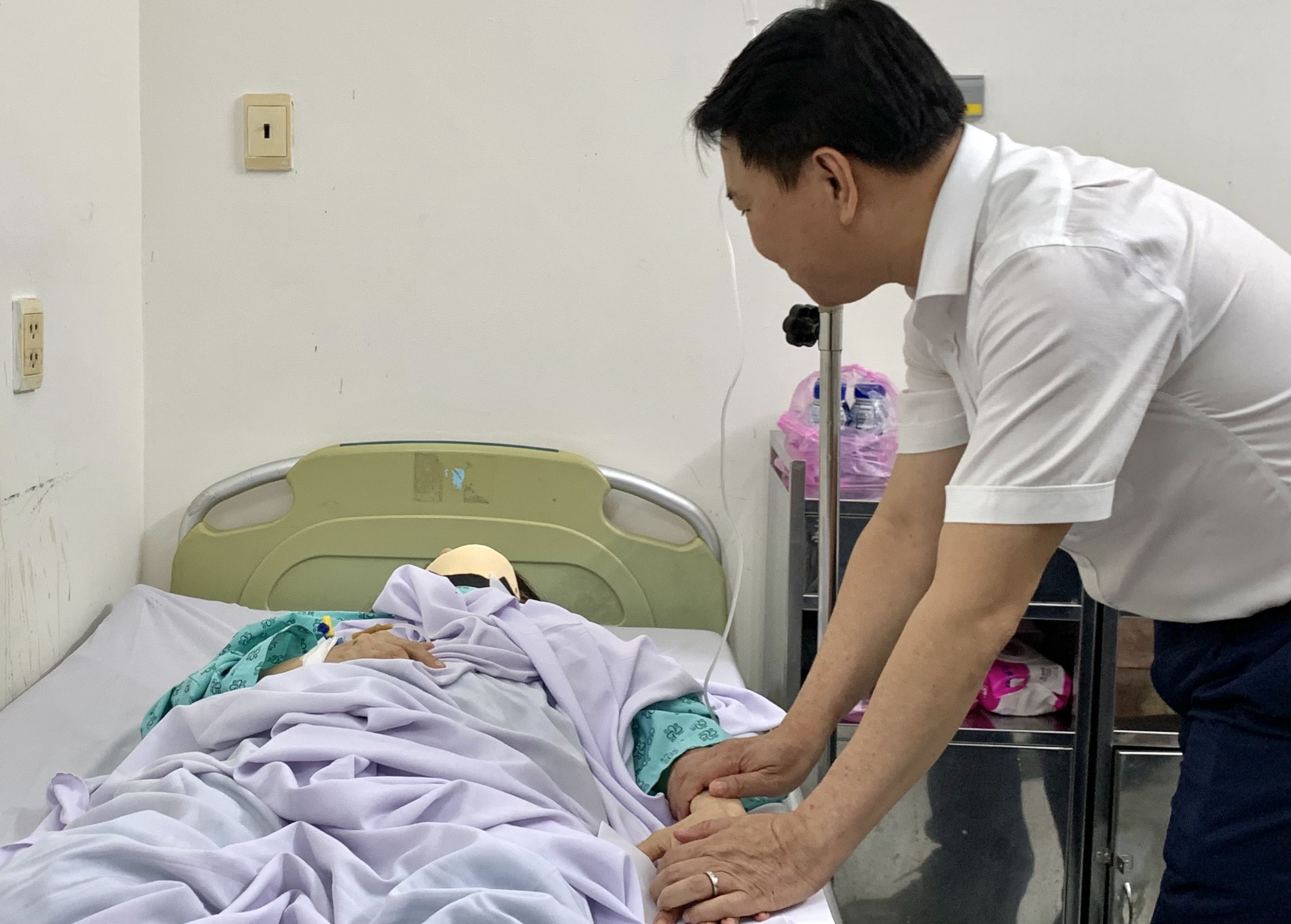 Thăm viếng, hỗ trợ các nạn nhân vụ gãy nhánh cây trong Công viên Tao Đàn- Ảnh 3.