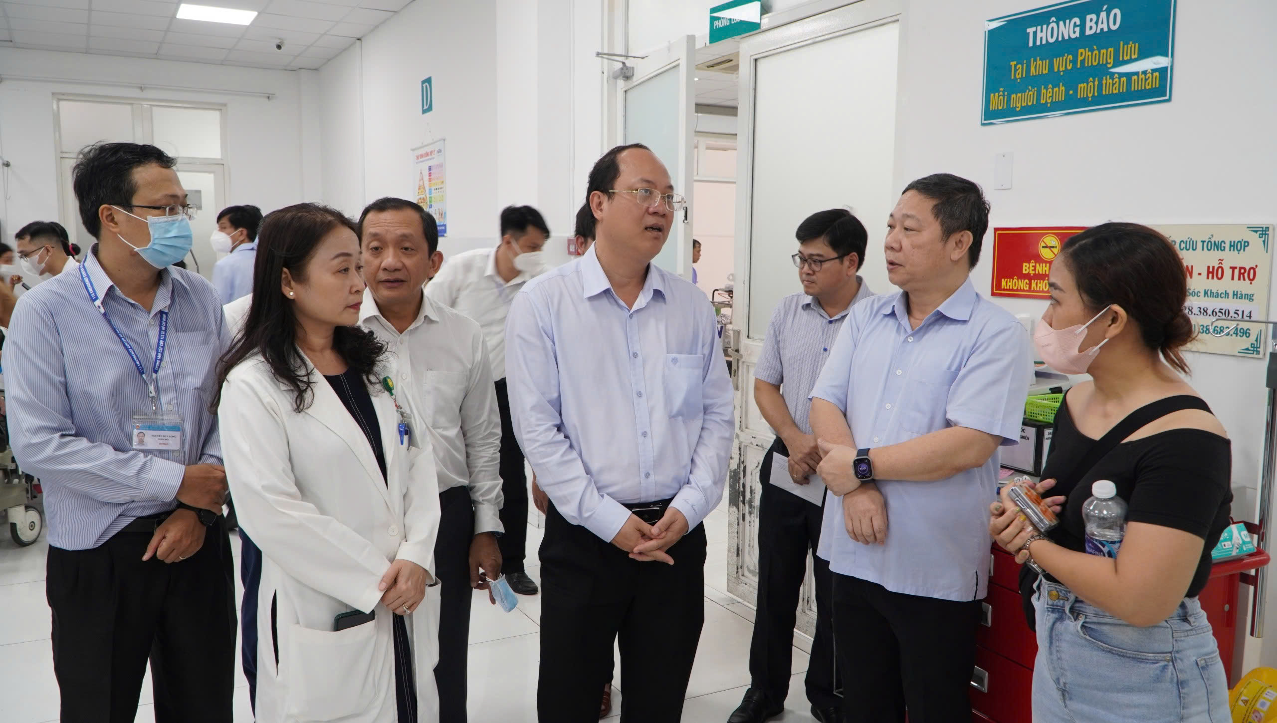 L&atilde;nh đạo TP HCM thăm hỏi nạn nh&acirc;n vụ g&atilde;y nh&aacute;nh c&acirc;y trong C&ocirc;ng vi&ecirc;n Tao Đ&agrave;n- Ảnh 1.