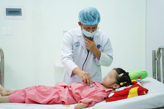 Bệnh nhi mắc bệnh hiếm vừa được b&aacute;c sĩ Bệnh viện Chợ Rẫy (TP HCM) phẫu thuật cứu kịp