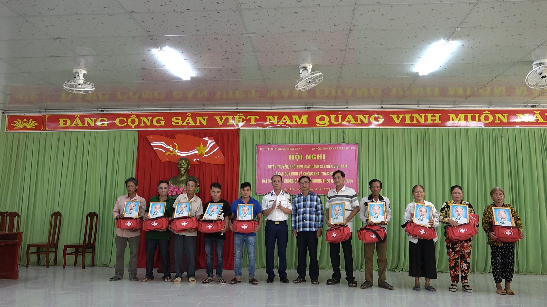 V&ugrave;ng Cảnh s&aacute;t biển 4 tuy&ecirc;n truyền ph&aacute;p luật v&agrave; trao cờ Tổ quốc tại Bạc Li&ecirc;u- Ảnh 2.