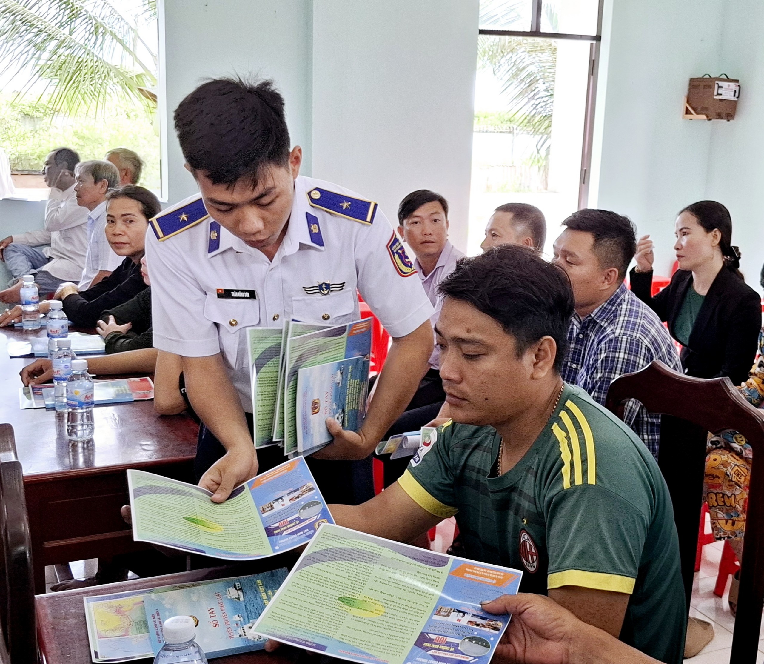 V&ugrave;ng Cảnh s&aacute;t biển 4 tuy&ecirc;n truyền ph&aacute;p luật v&agrave; trao cờ Tổ quốc tại Bạc Li&ecirc;u- Ảnh 4.