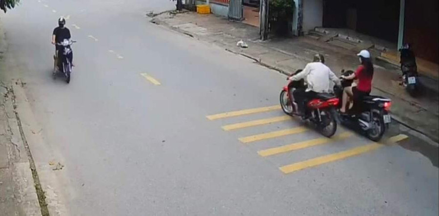 Nam thanh ni&ecirc;n cướp điện thoại iPhone của c&ocirc; g&aacute;i trẻ giữa ban ng&agrave;y- Ảnh 1.