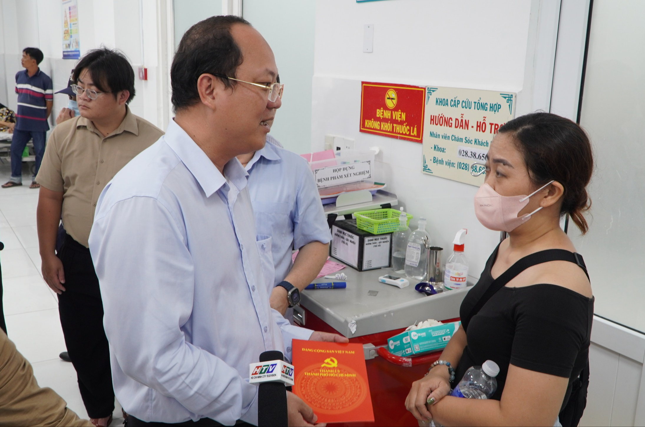 L&atilde;nh đạo TP HCM thăm hỏi nạn nh&acirc;n vụ g&atilde;y nh&aacute;nh c&acirc;y trong C&ocirc;ng vi&ecirc;n Tao Đ&agrave;n- Ảnh 2.