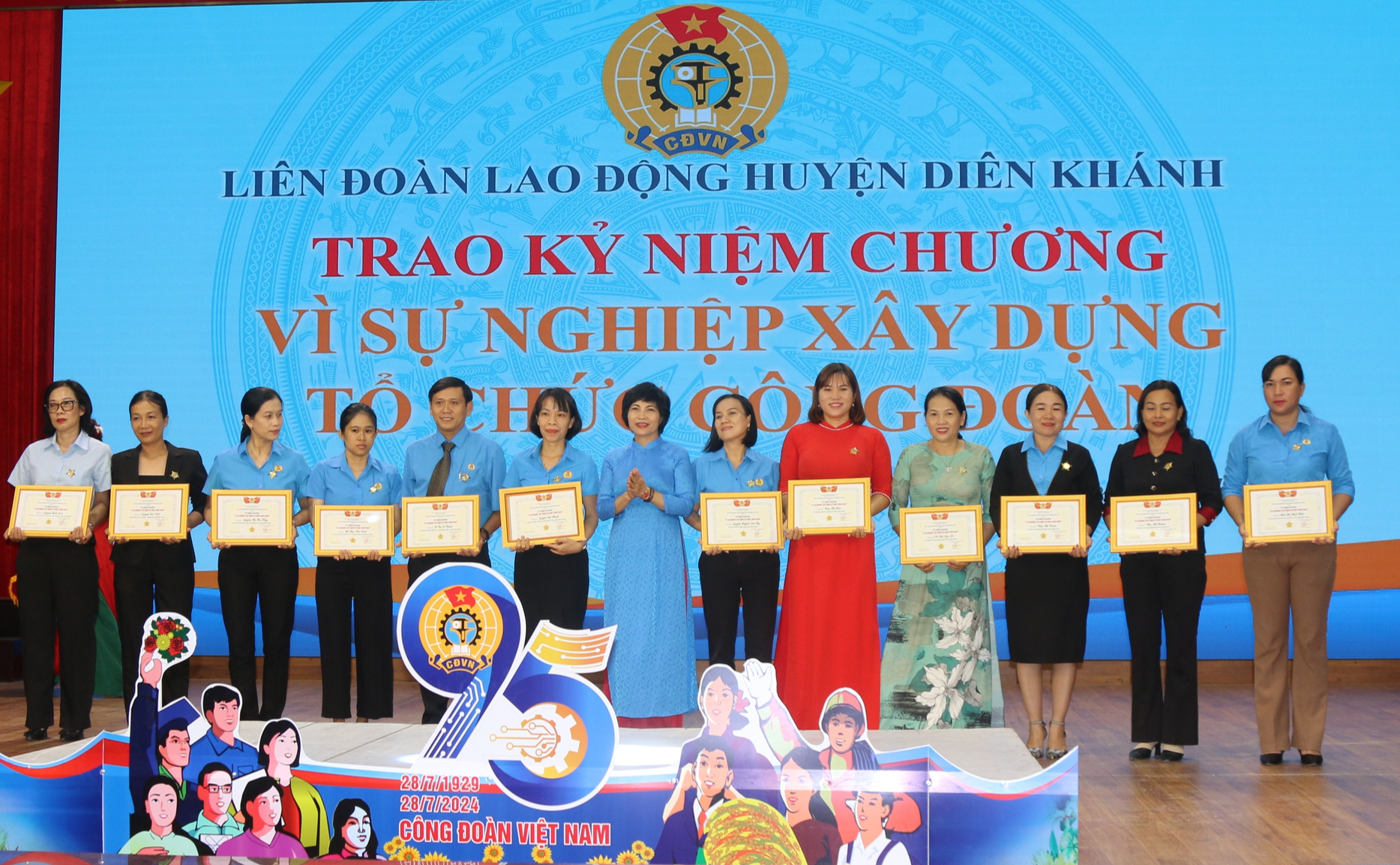 LĐLĐ huyện Di&ecirc;n Kh&aacute;nh tổ chức kỷ niệm 95 năm th&agrave;nh lập C&ocirc;ng đo&agrave;n Việt Nam
- Ảnh 2.