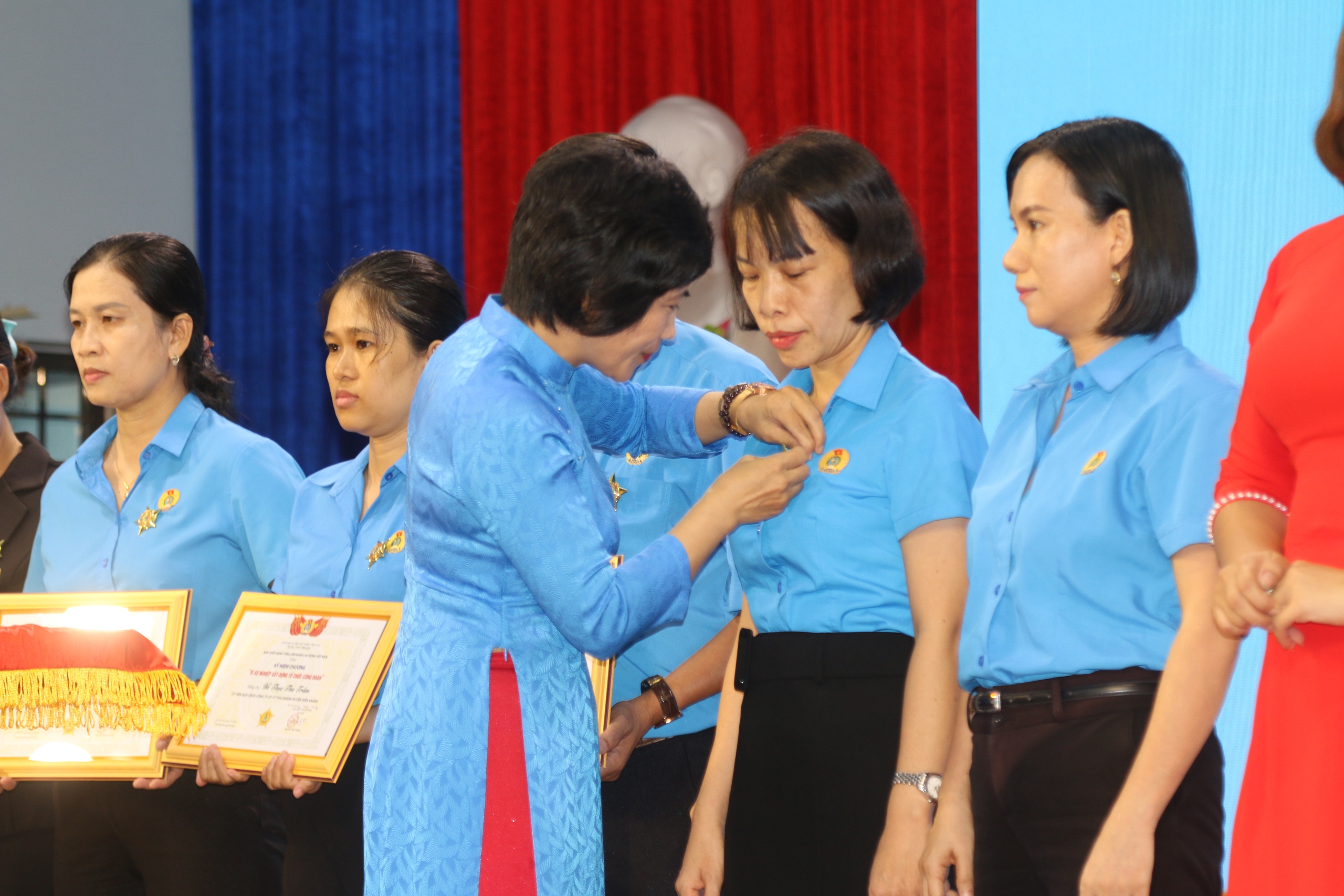 LĐLĐ huyện Di&ecirc;n Kh&aacute;nh tổ chức kỷ niệm 95 năm th&agrave;nh lập C&ocirc;ng đo&agrave;n Việt Nam
- Ảnh 1.