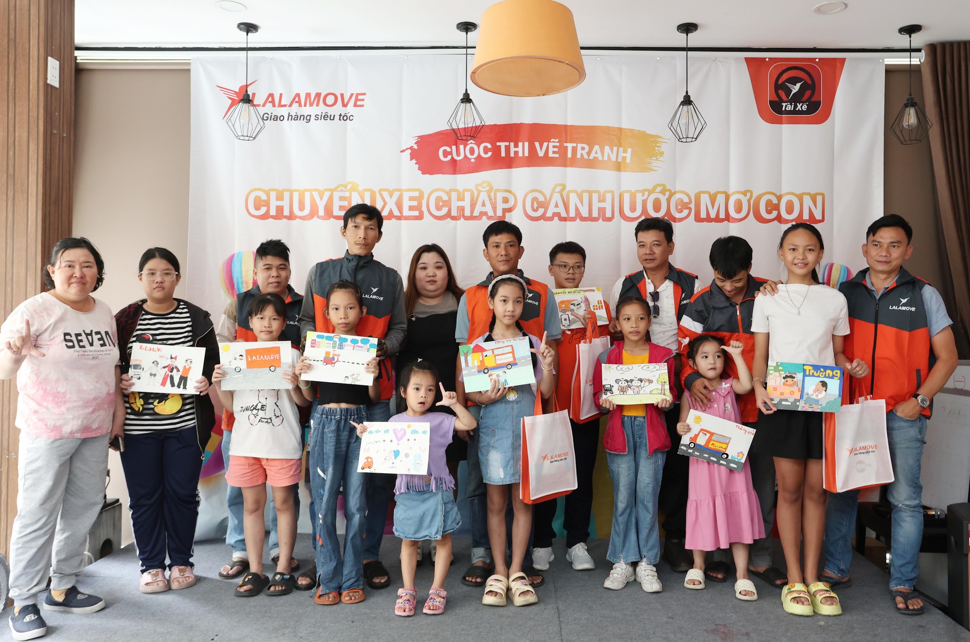 Đối t&aacute;c t&agrave;i xế Lalamove c&ugrave;ng con nhỏ tham dự cuộc thi vẽ tranh tại TP HCM- Ảnh 1.